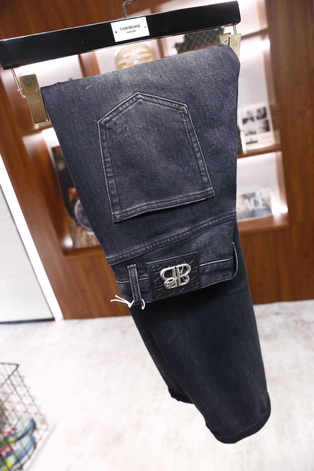 🔥巴黎世家.25秋冬新品！时尚男士百搭牛仔裤，裤身呈现出自然的磨白做旧效果，背部有标志性的字母压纹皮牌装