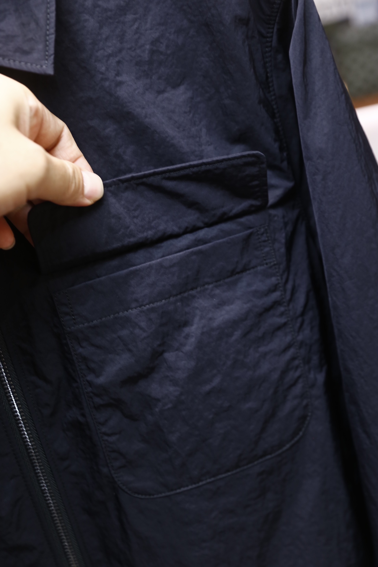 🔥纪梵希.25秋冬新品！时尚男士翻领夹克采用带有肌理感的轻薄面料制作，质感挺括且透气性佳；经典衬衫领搭配