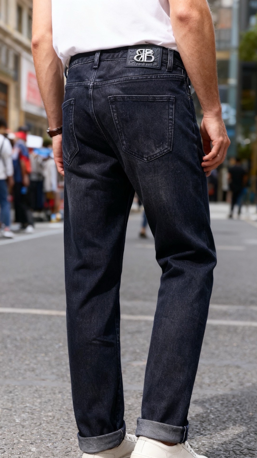 NO:680883,Balenciaga. 25 new autumn and winter products!  Fashionable men's all-match jeans. The body of the pants shows a natural whitening and distressed effect. The back is decorated with the iconic letter embossed leather brand. The classic square back pockets are neatly designed. The pants are slim-fitting and have hems on the legs. The overall style of these jeans highlights the light luxury business casual style positioning, which is both fashionable and versatile!  Sizes 29-36, shipped next day!  ,,balenciaga,jeans,19860909巴黎世家. 25秋冬新品！时尚男士百搭牛仔裤,裤身呈现出自然的磨白做旧效果,背部有标志性的字母压纹皮牌装饰,经典方形后袋设计利落,裤型为修身小脚的款式,裤脚做卷边处理；整体凸显出这款牛仔裤轻奢商务休闲的风格定位,兼具时尚感与百搭性！尺码29-36,隔天出货！,,balenciaga,jeans,,Men's clothing