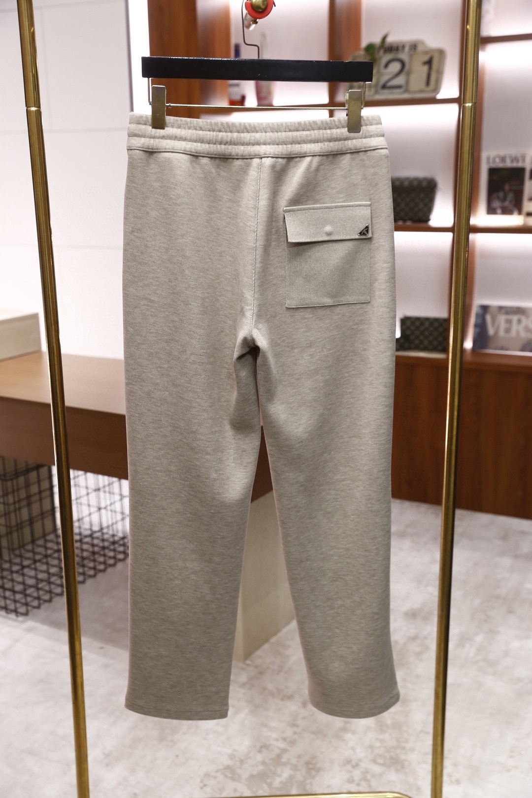 🔥普拉*/Pr*da.2025秋冬新款！时尚男士百搭抽绳休闲裤，采用了柔软舒适面料，触感细腻且富有弹性，