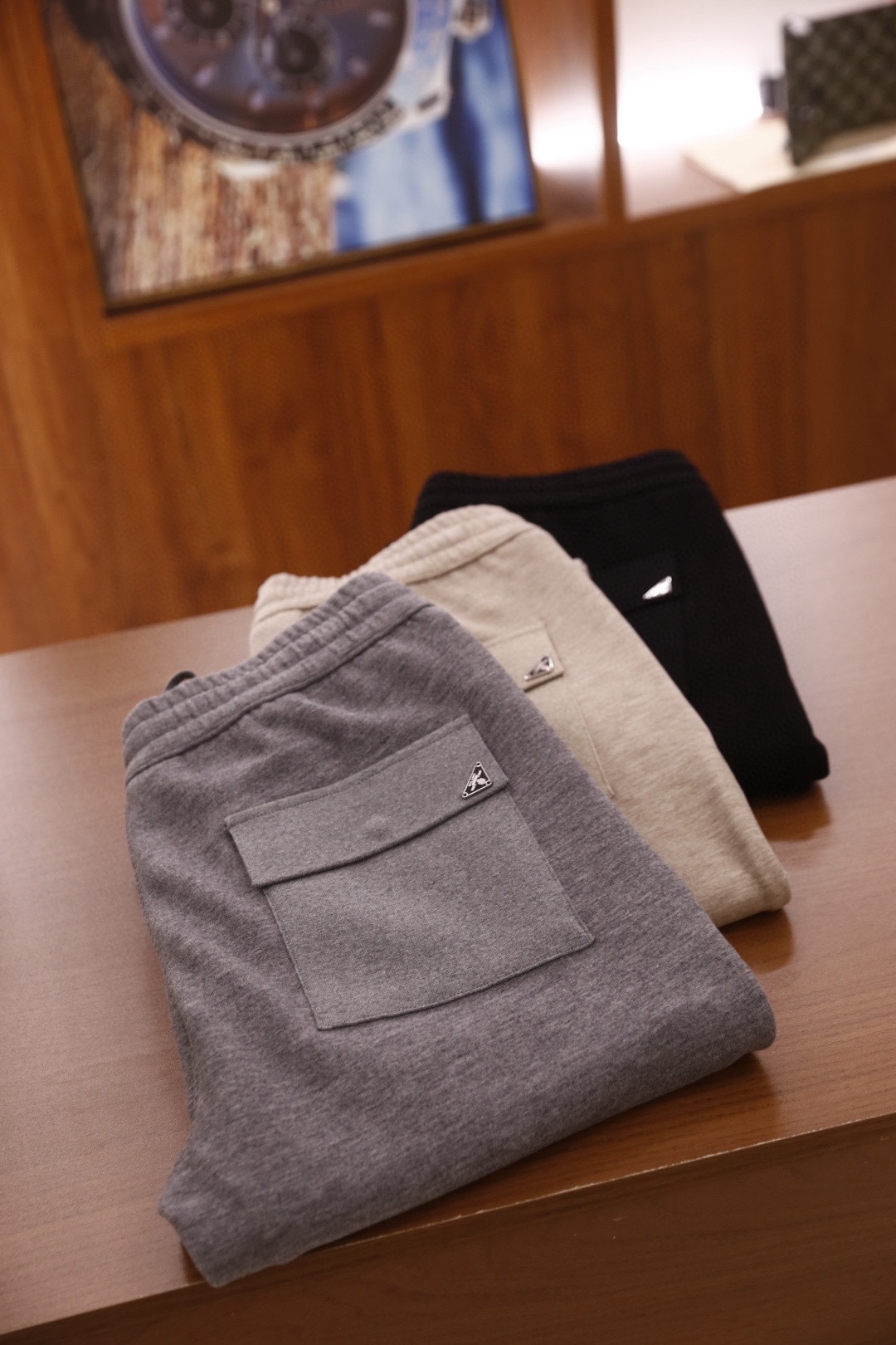 🔥普拉*/Pr*da.2025秋冬新款！时尚男士百搭抽绳休闲裤，采用了柔软舒适面料，触感细腻且富有弹性，