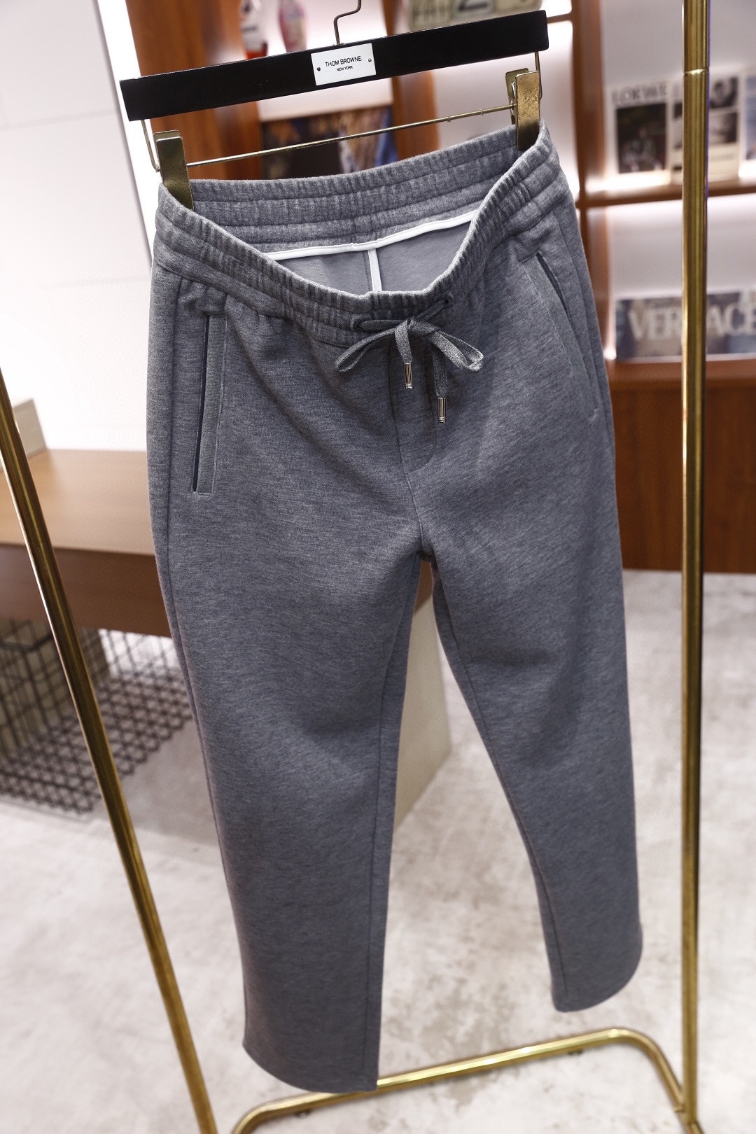 🔥普拉*/Pr*da.2025秋冬新款！时尚男士百搭抽绳休闲裤，采用了柔软舒适面料，触感细腻且富有弹性，