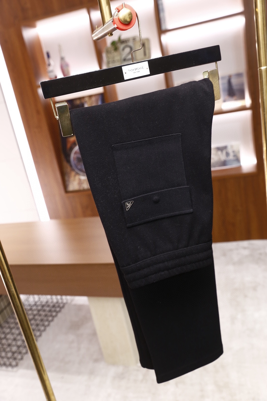 🔥普拉*/Pr*da.2025秋冬新款！时尚男士百搭抽绳休闲裤，采用了柔软舒适面料，触感细腻且富有弹性，