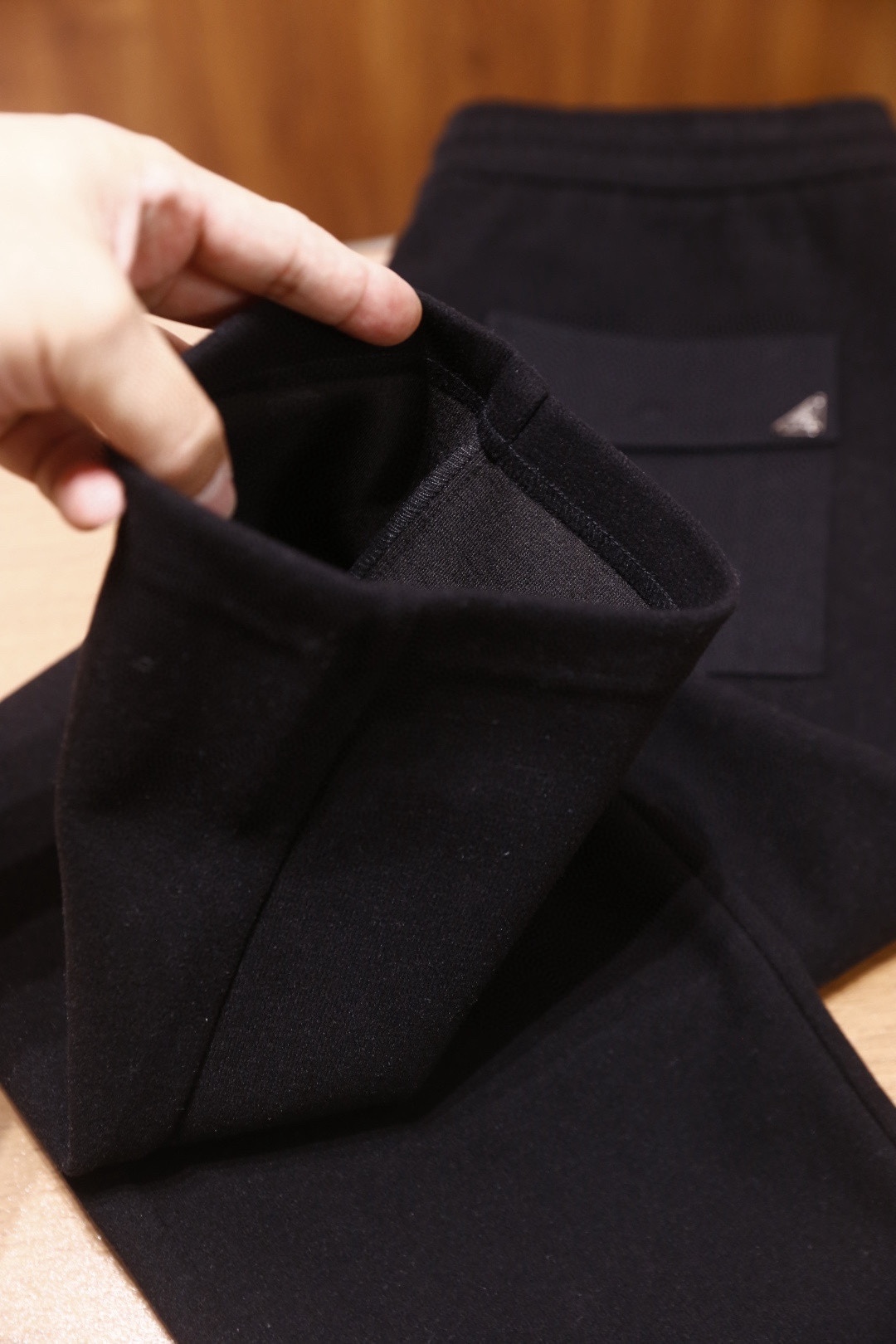 🔥普拉*/Pr*da.2025秋冬新款！时尚男士百搭抽绳休闲裤，采用了柔软舒适面料，触感细腻且富有弹性，