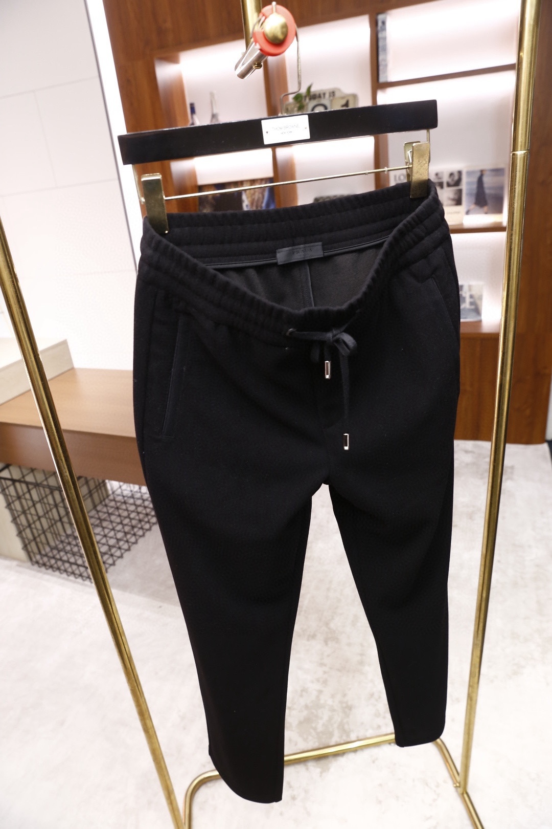 🔥普拉*/Pr*da.2025秋冬新款！时尚男士百搭抽绳休闲裤，采用了柔软舒适面料，触感细腻且富有弹性，