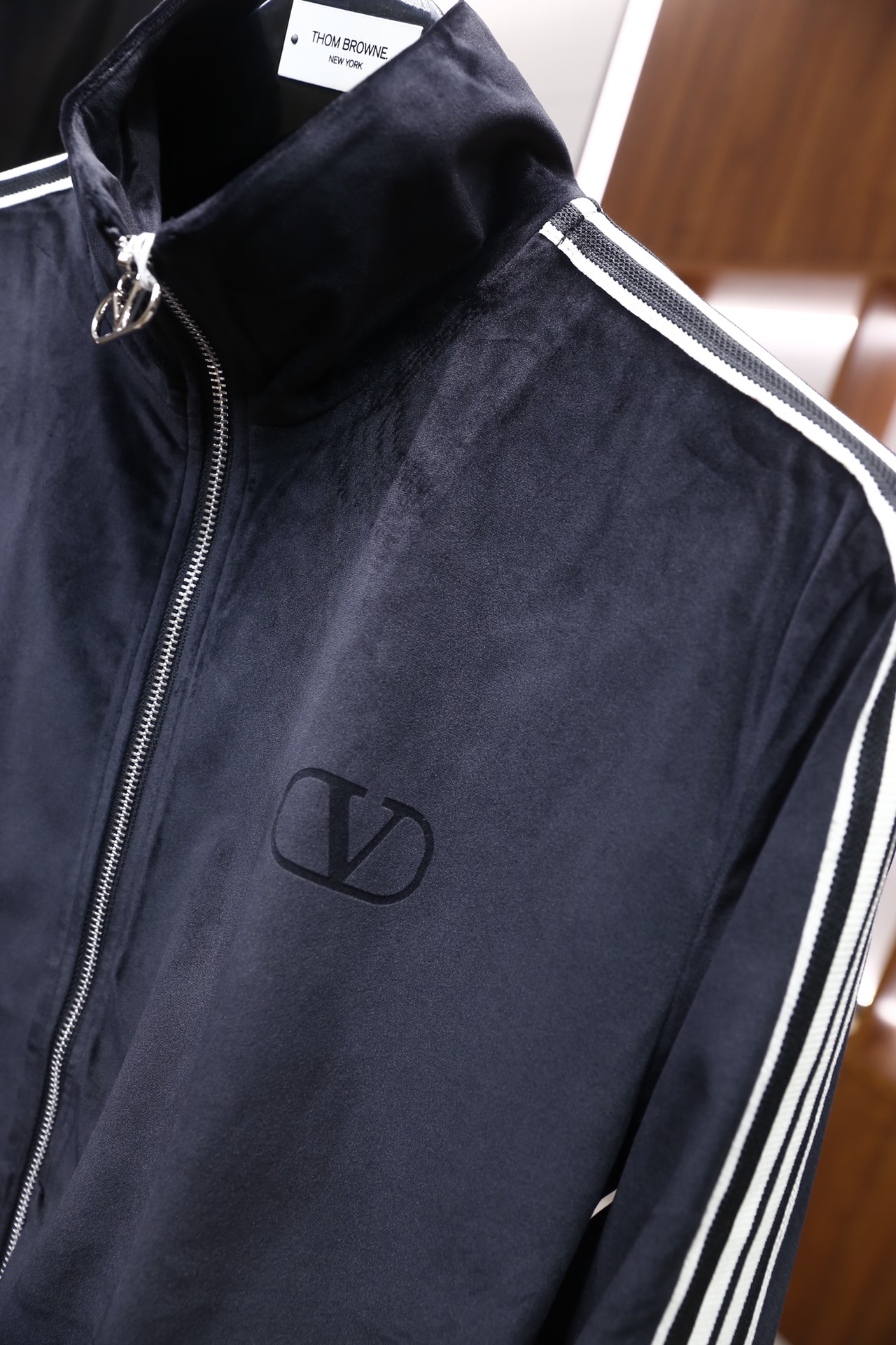 🔥Valentino/华伦天奴.25秋冬新品🆕时尚男士休闲运动套装，采用立领拉链外套与直筒长裤，主体采用