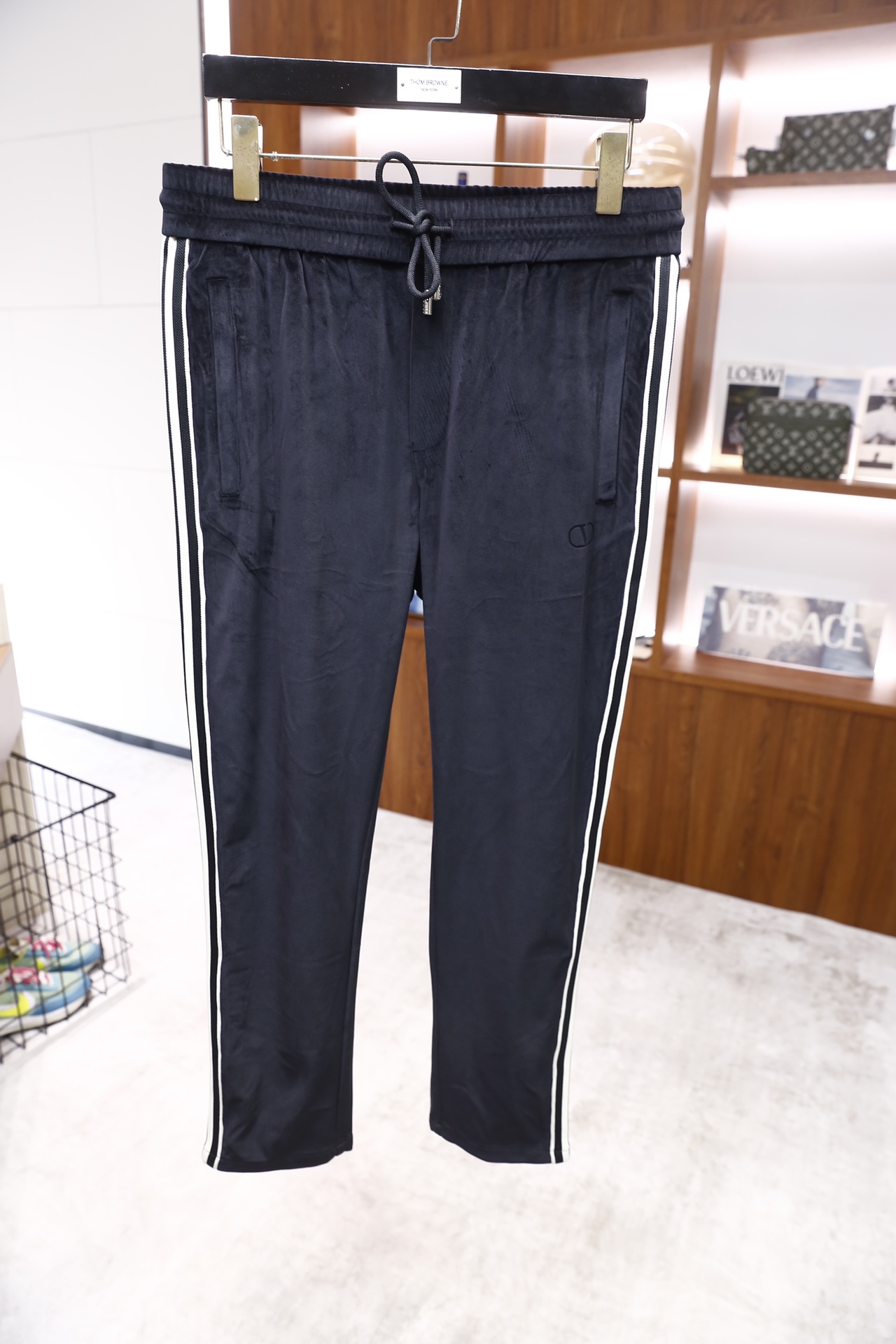 🔥Valentino/华伦天奴.25秋冬新品🆕时尚男士休闲运动套装，采用立领拉链外套与直筒长裤，主体采用