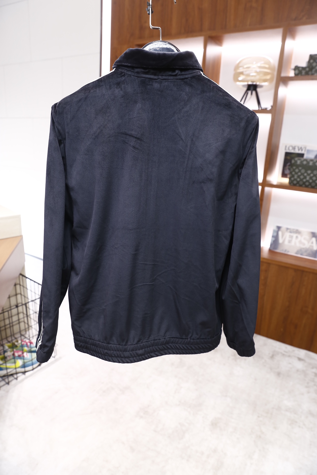 🔥Valentino/华伦天奴.25秋冬新品🆕时尚男士休闲运动套装，采用立领拉链外套与直筒长裤，主体采用