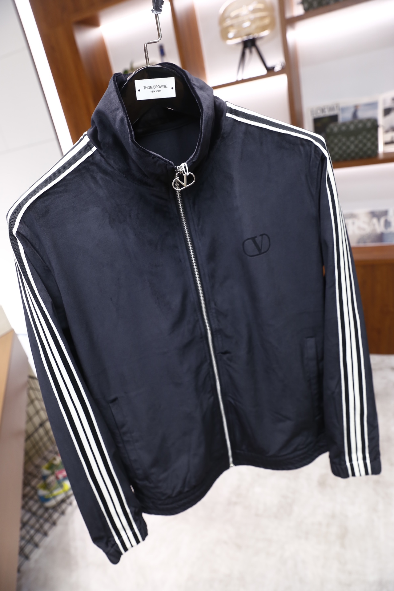 🔥Valentino/华伦天奴.25秋冬新品🆕时尚男士休闲运动套装，采用立领拉链外套与直筒长裤，主体采用