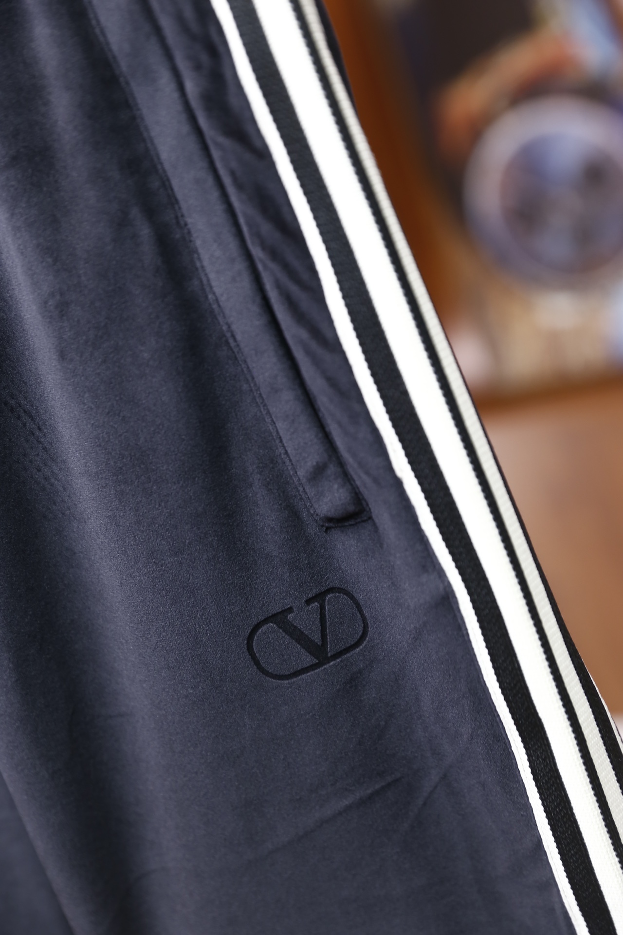 🔥Valentino/华伦天奴.25秋冬新品🆕时尚男士休闲运动套装，采用立领拉链外套与直筒长裤，主体采用