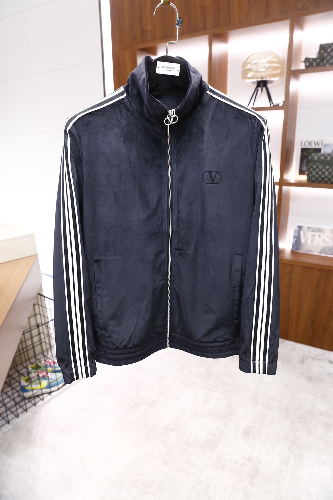 🔥Valentino/华伦天奴.25秋冬新品🆕时尚男士休闲运动套装，采用立领拉链外套与直筒长裤，主体采用