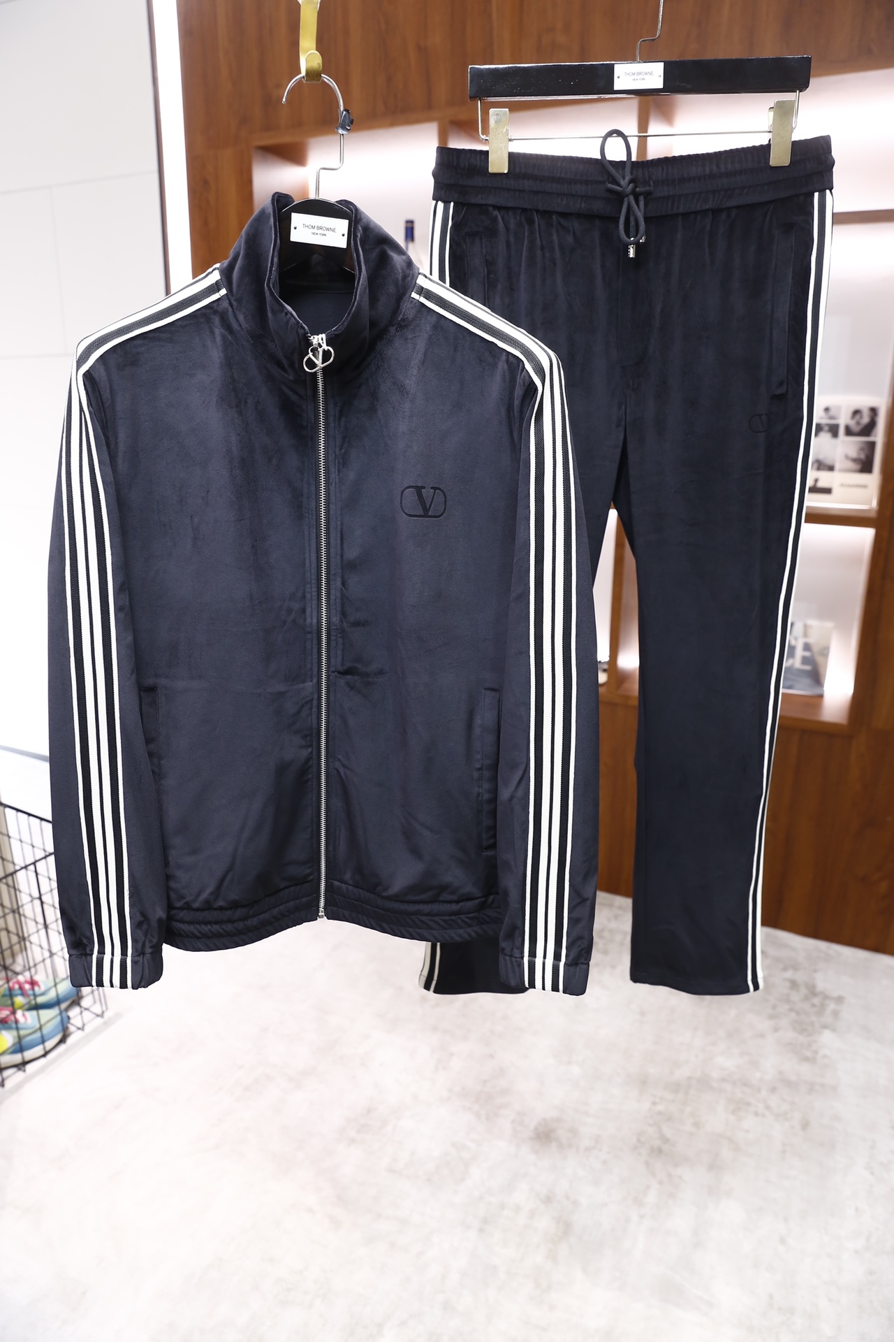 🔥Valentino/华伦天奴.25秋冬新品🆕时尚男士休闲运动套装，采用立领拉链外套与直筒长裤，主体采用