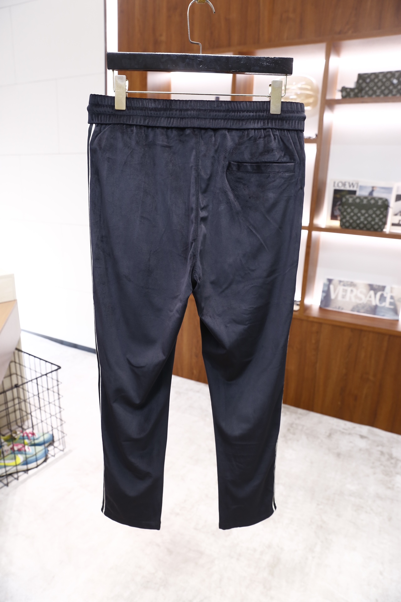 🔥Valentino/华伦天奴.25秋冬新品🆕时尚男士休闲运动套装，采用立领拉链外套与直筒长裤，主体采用