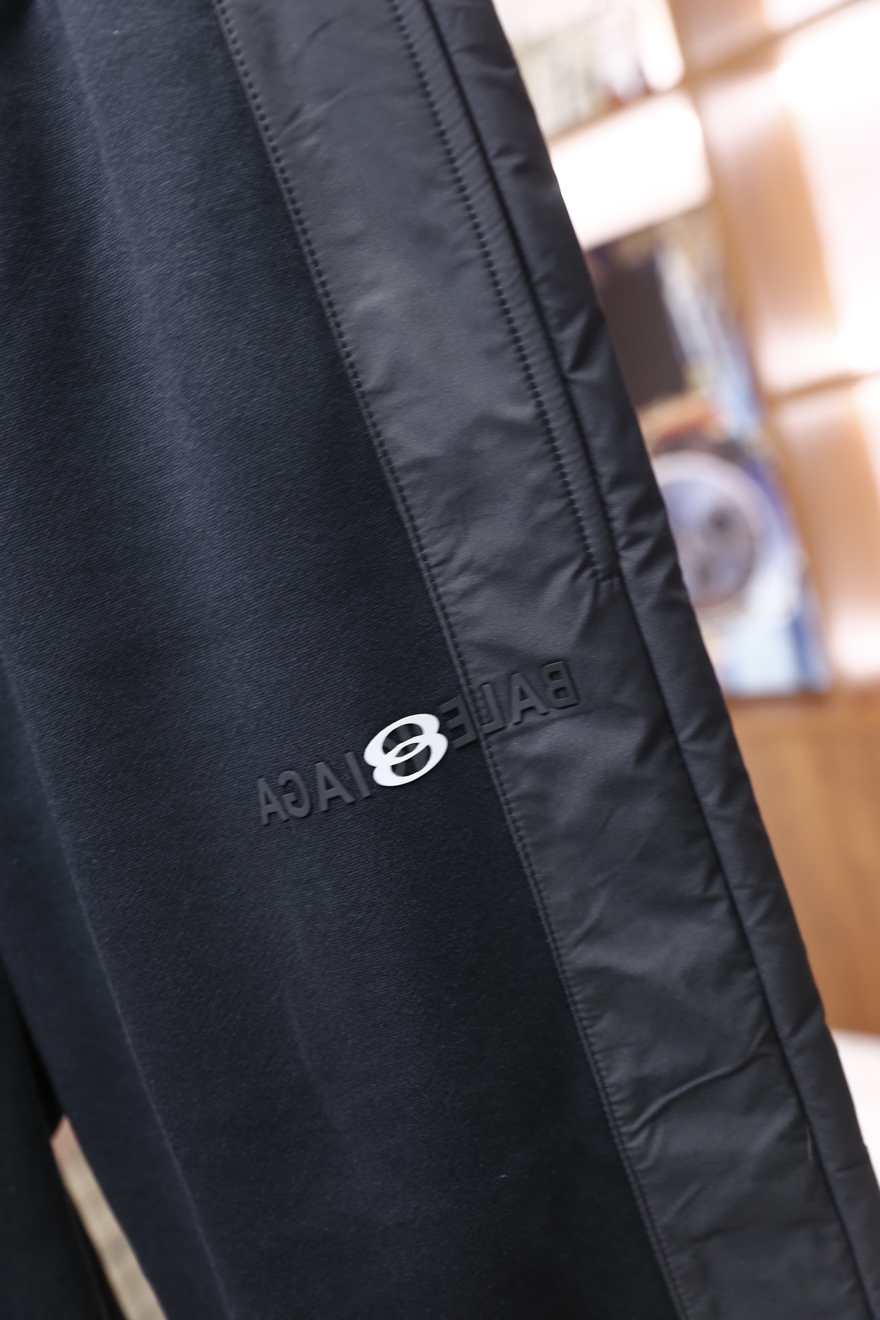 🔥Balenciaga/巴黎世家.25秋冬新品！时尚男士休闲运动套装，包含连帽拉链外套与直筒长裤，主体采