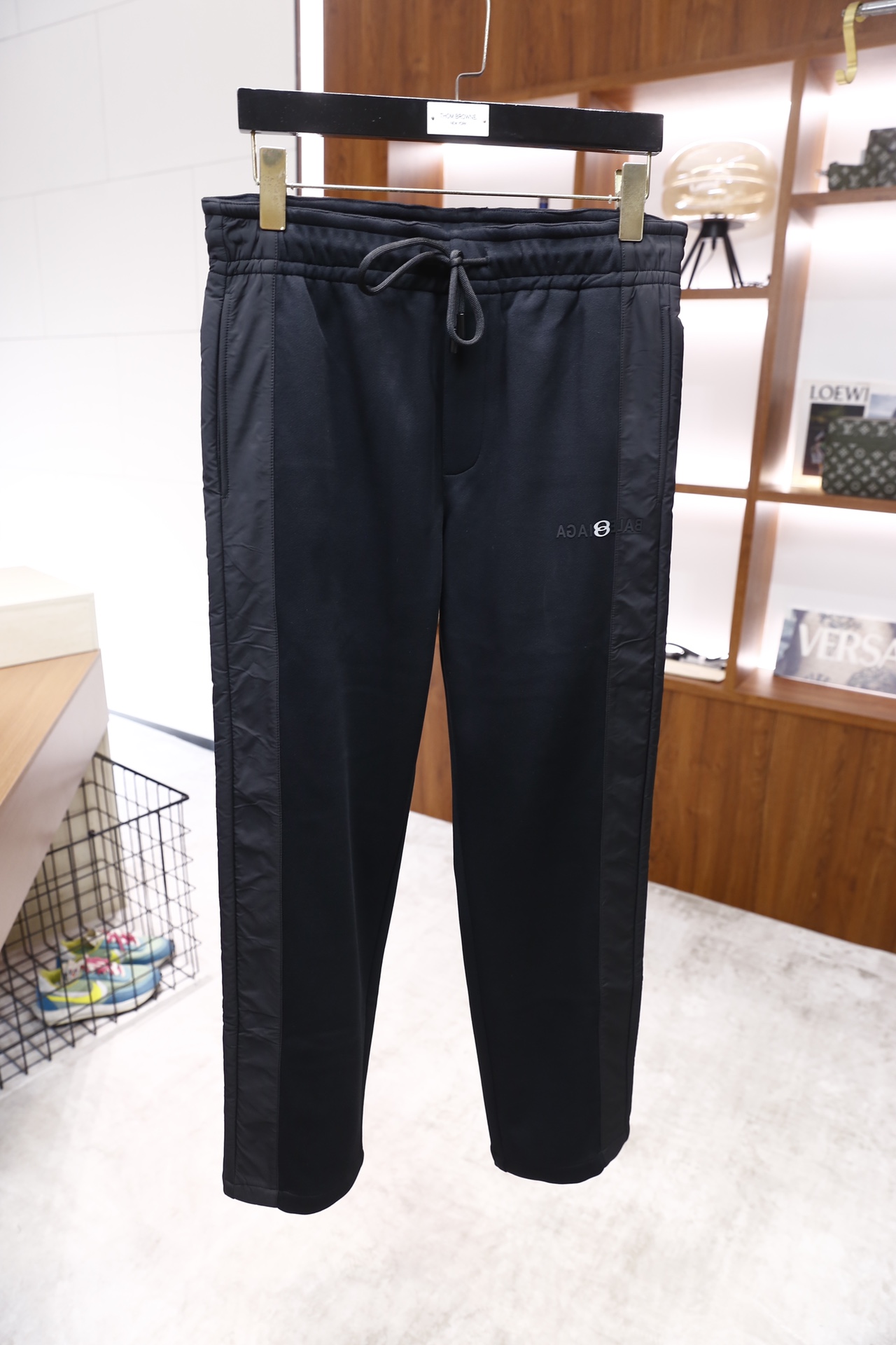 🔥Balenciaga/巴黎世家.25秋冬新品！时尚男士休闲运动套装，包含连帽拉链外套与直筒长裤，主体采