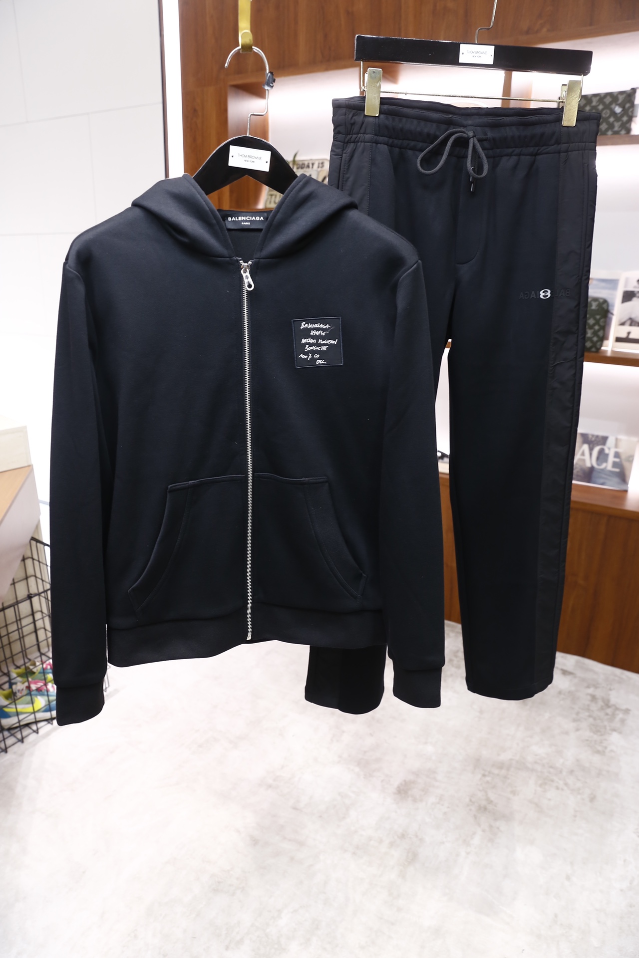 🔥Balenciaga/巴黎世家.25秋冬新品！时尚男士休闲运动套装，包含连帽拉链外套与直筒长裤，主体采