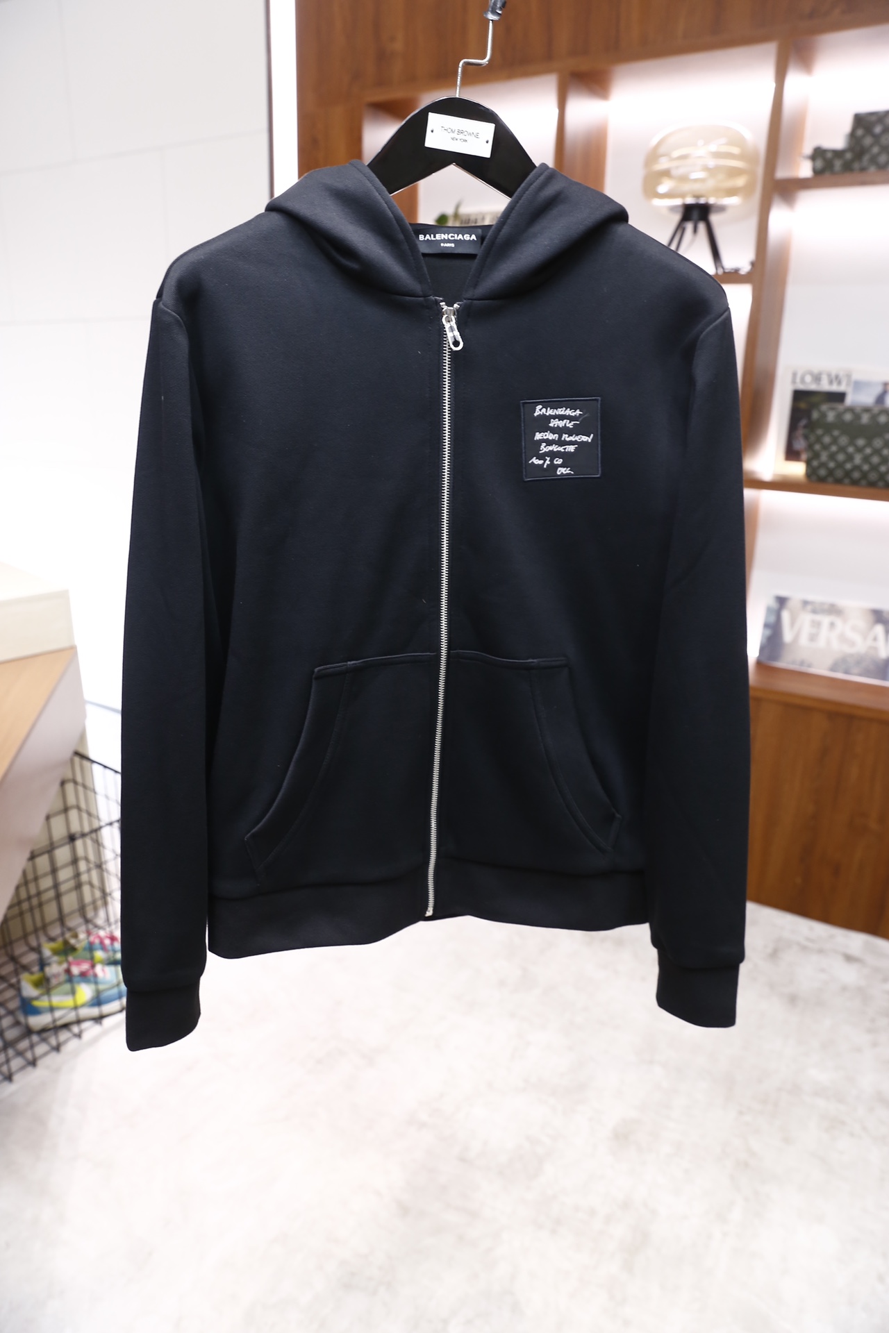 🔥Balenciaga/巴黎世家.25秋冬新品！时尚男士休闲运动套装，包含连帽拉链外套与直筒长裤，主体采