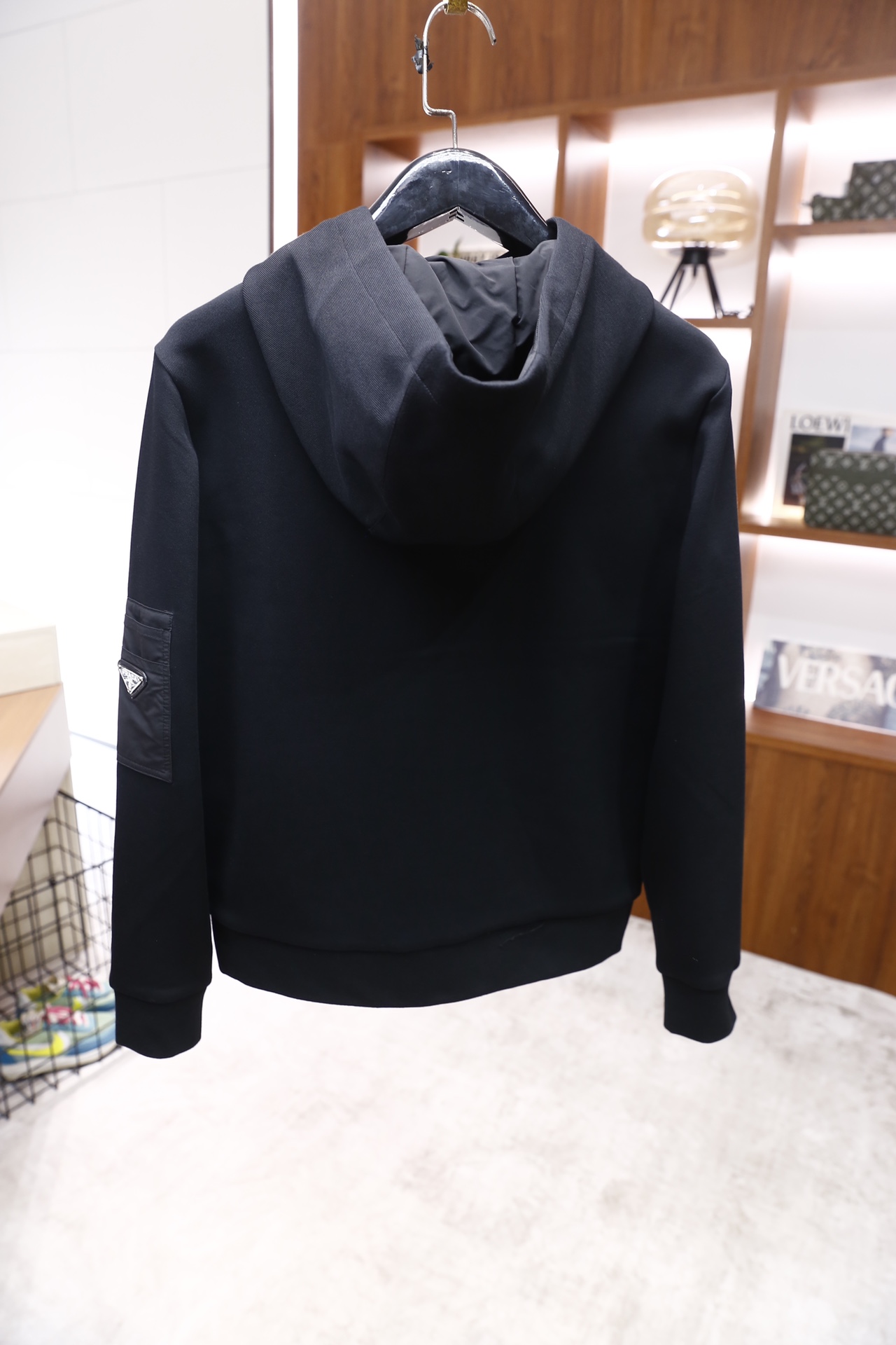 🔥普拉*/Pr*da.25秋冬新品！时尚男士休闲运动套装，包含连帽拉链外套与束脚长裤，主体采用舒适保暖面