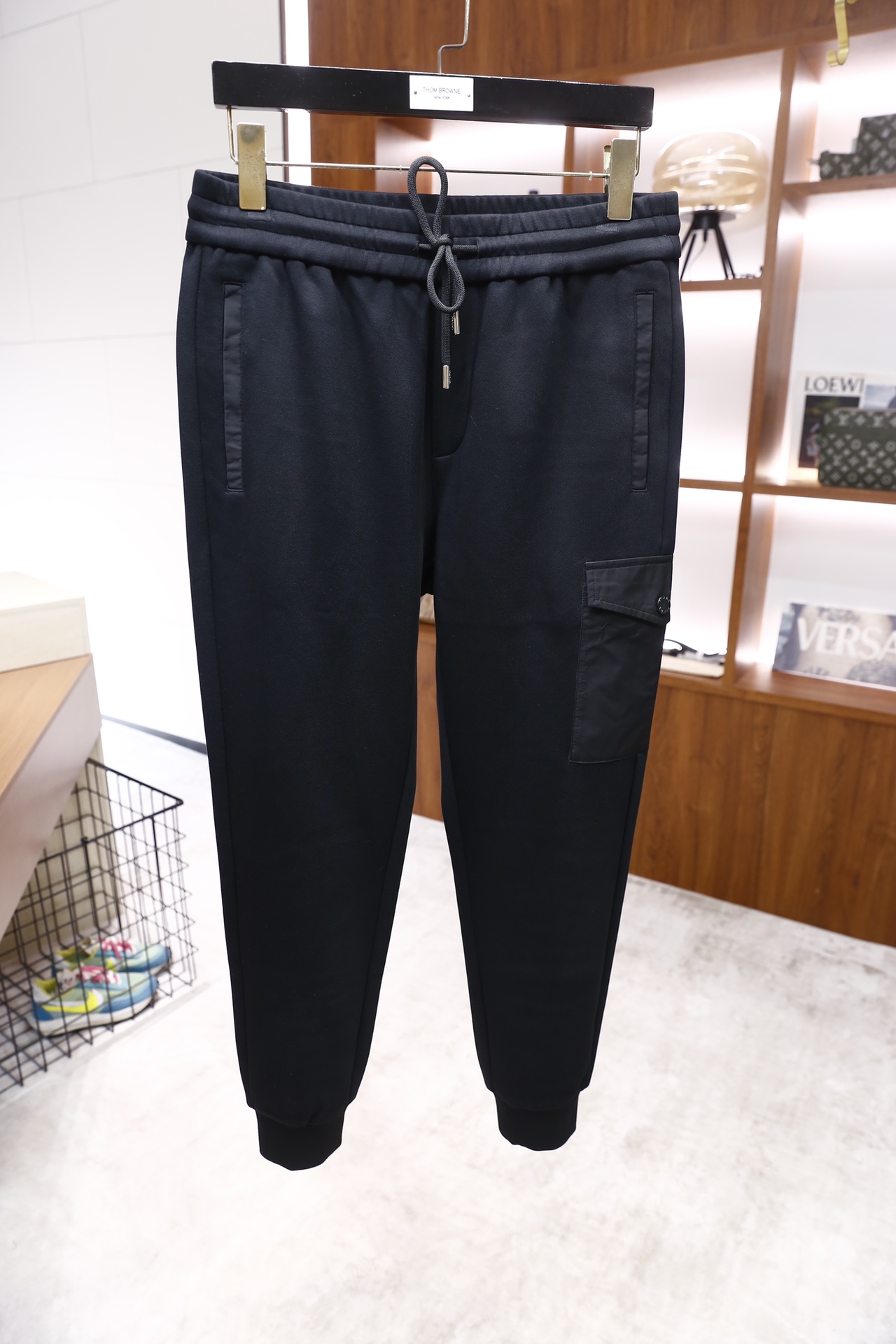 🔥普拉*/Pr*da.25秋冬新品！时尚男士休闲运动套装，包含连帽拉链外套与束脚长裤，主体采用舒适保暖面