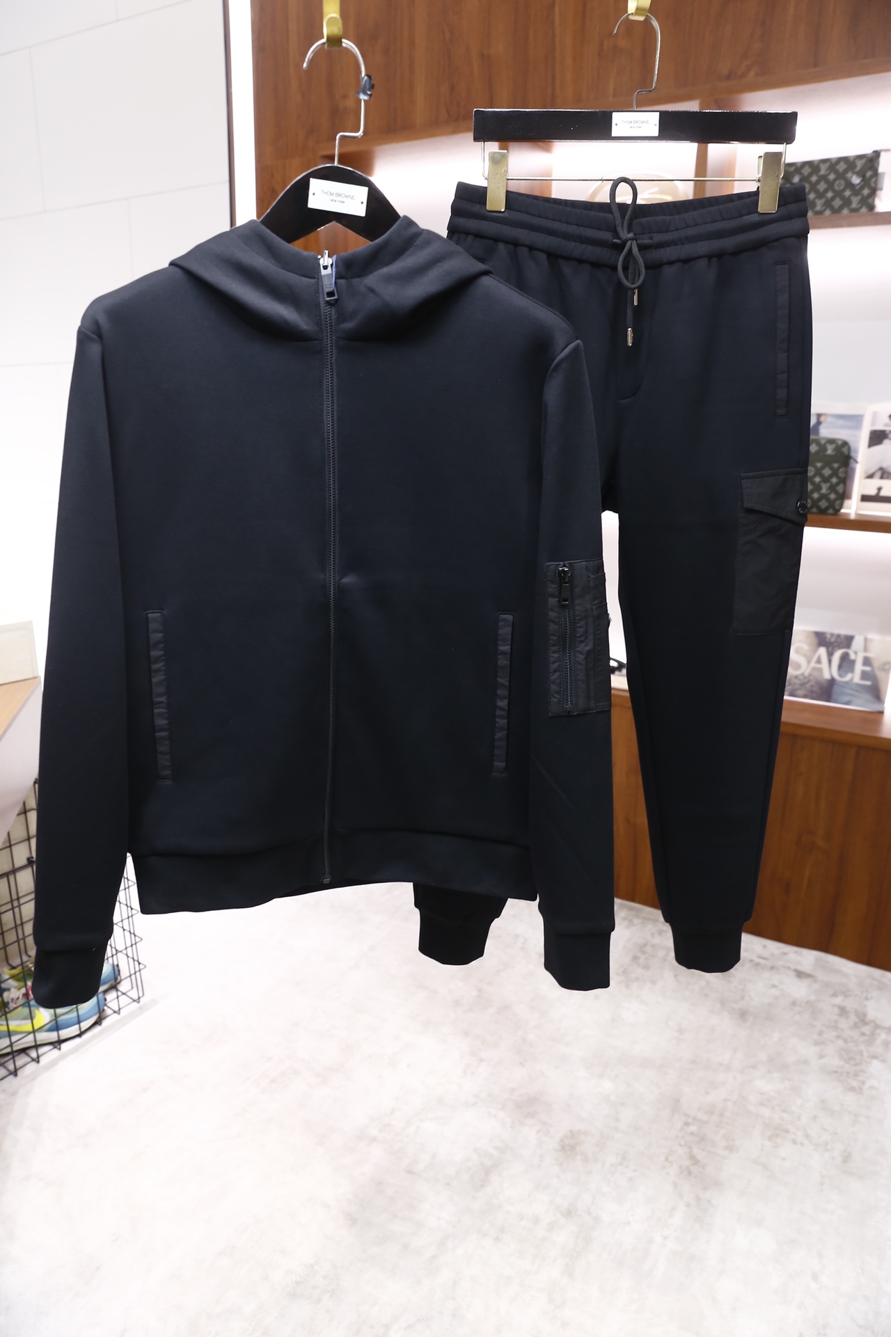 🔥普拉*/Pr*da.25秋冬新品！时尚男士休闲运动套装，包含连帽拉链外套与束脚长裤，主体采用舒适保暖面