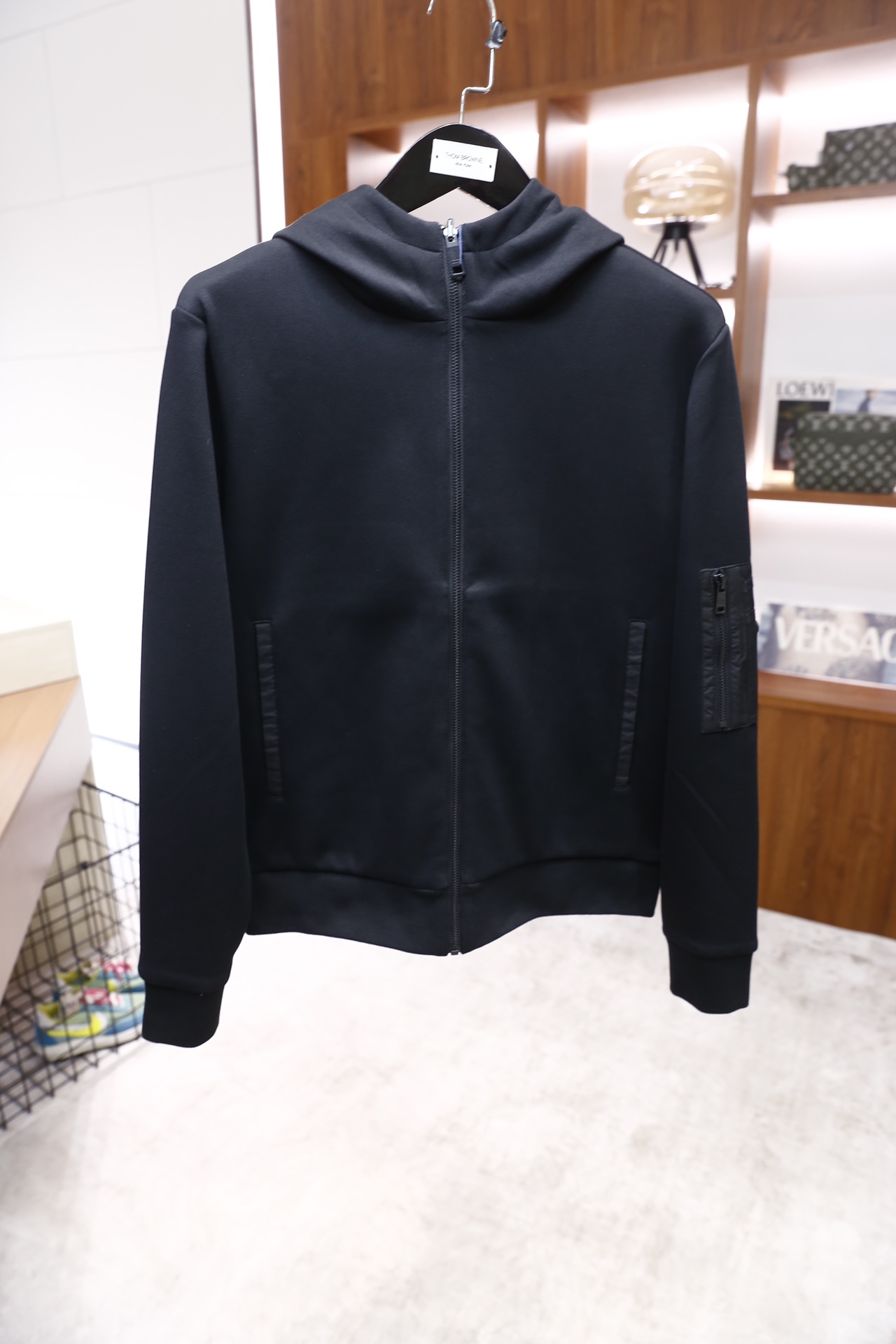 🔥普拉*/Pr*da.25秋冬新品！时尚男士休闲运动套装，包含连帽拉链外套与束脚长裤，主体采用舒适保暖面