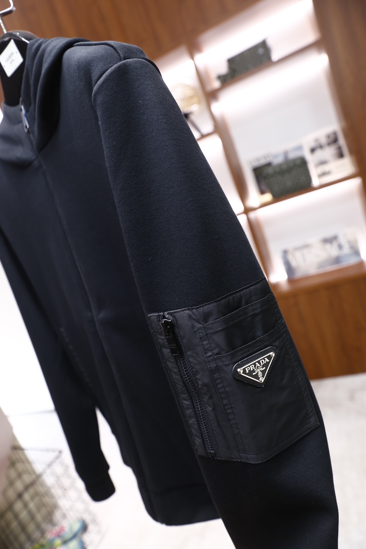 🔥普拉*/Pr*da.25秋冬新品！时尚男士休闲运动套装，包含连帽拉链外套与束脚长裤，主体采用舒适保暖面