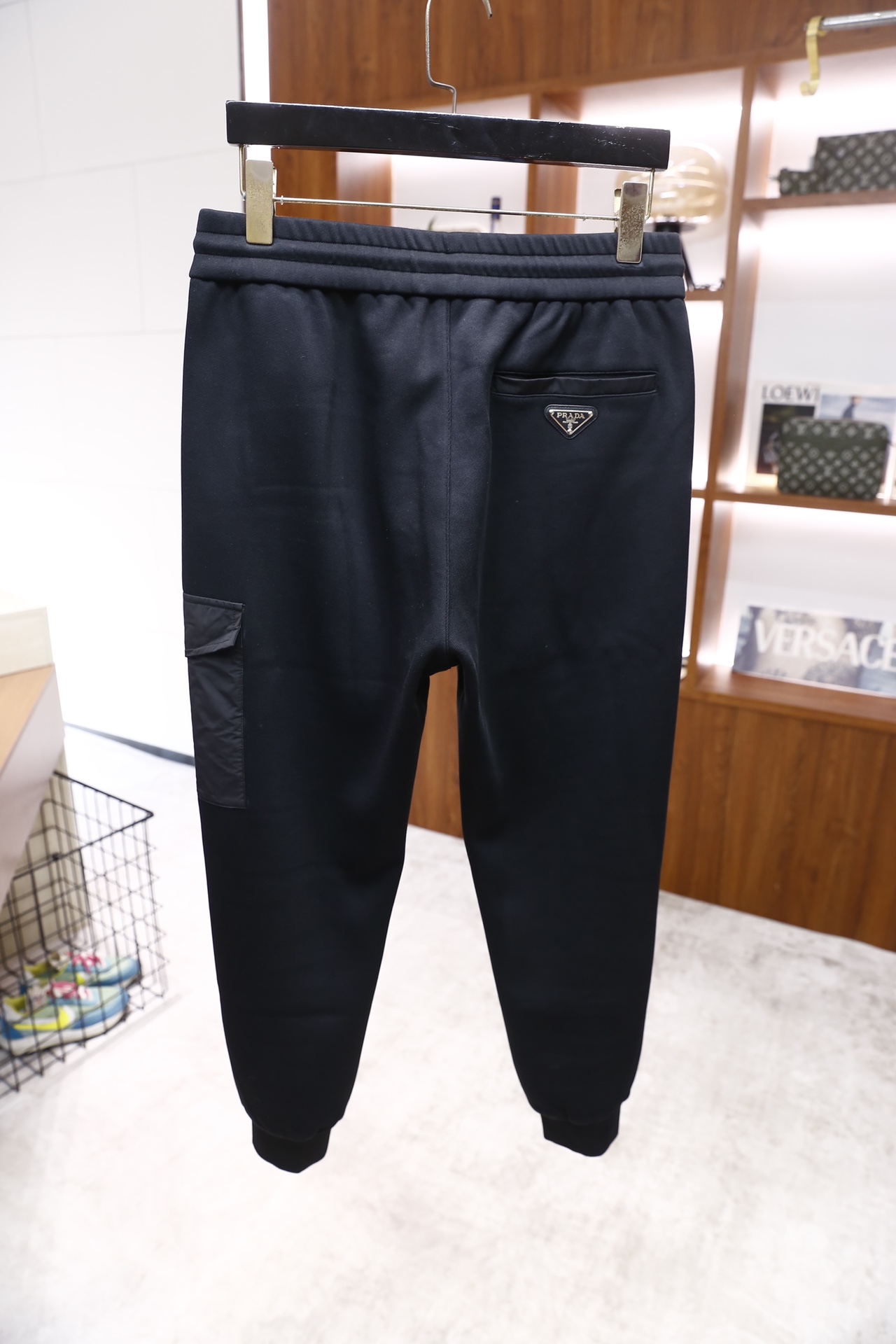 🔥普拉*/Pr*da.25秋冬新品！时尚男士休闲运动套装，包含连帽拉链外套与束脚长裤，主体采用舒适保暖面