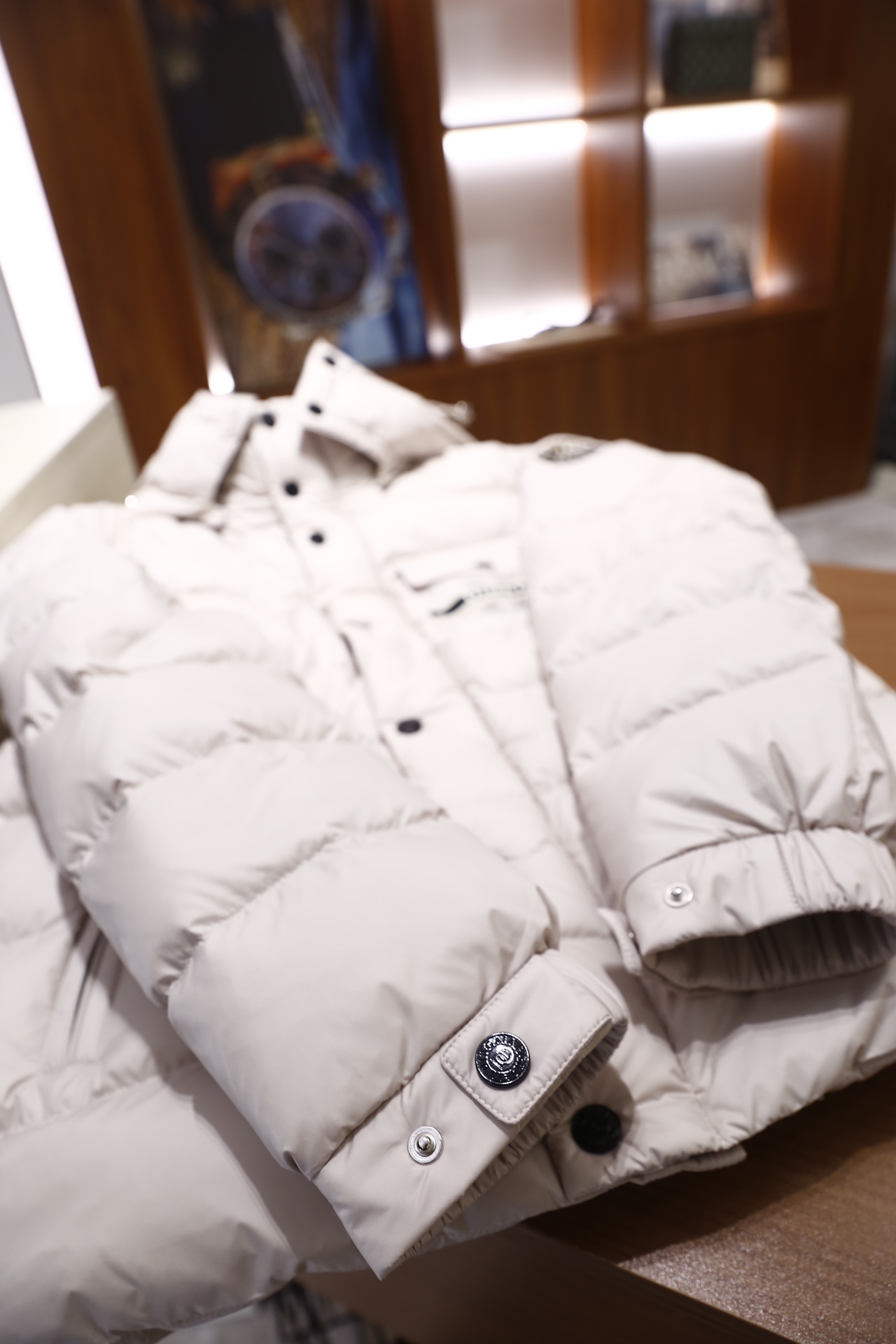 🔥杜嘉班纳.2025秋冬新款！时尚男士连帽羽绒服，内胆填充鸭绒，采用哑光质感的防风面料打造，衣身为经典横