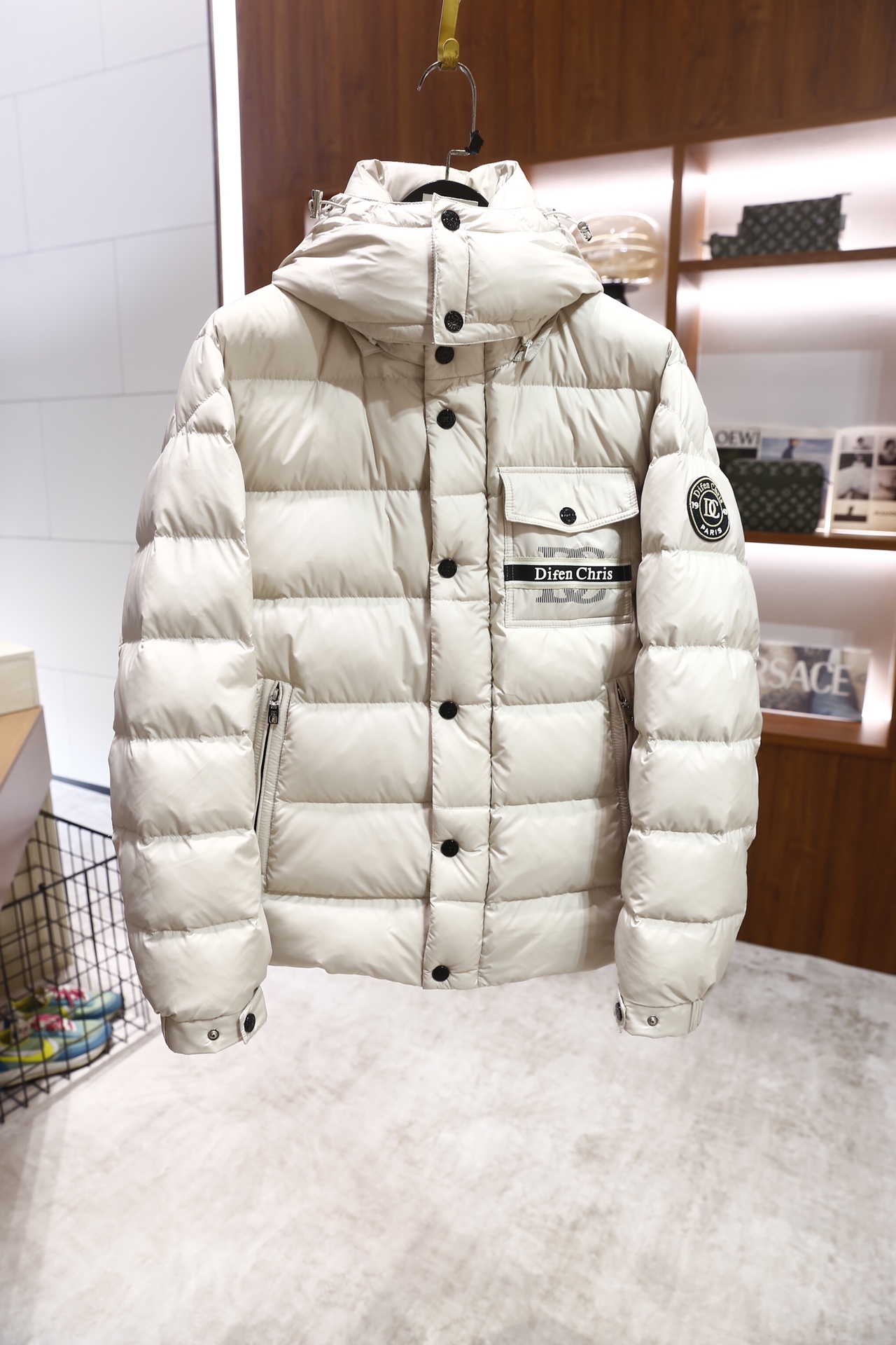 🔥杜嘉班纳.2025秋冬新款！时尚男士连帽羽绒服，内胆填充鸭绒，采用哑光质感的防风面料打造，衣身为经典横