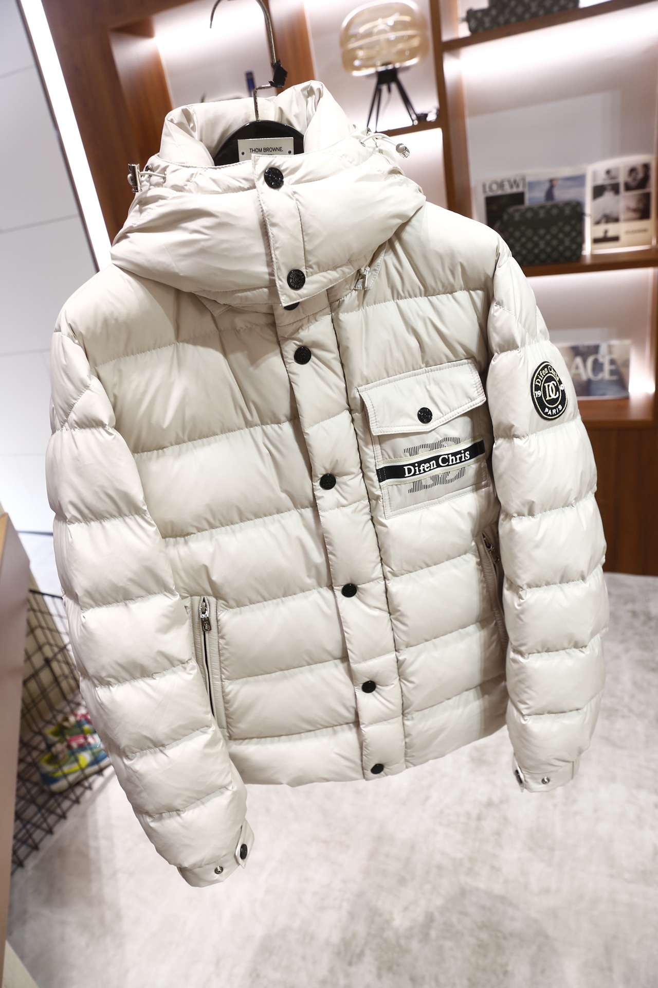 🔥杜嘉班纳.2025秋冬新款！时尚男士连帽羽绒服，内胆填充鸭绒，采用哑光质感的防风面料打造，衣身为经典横