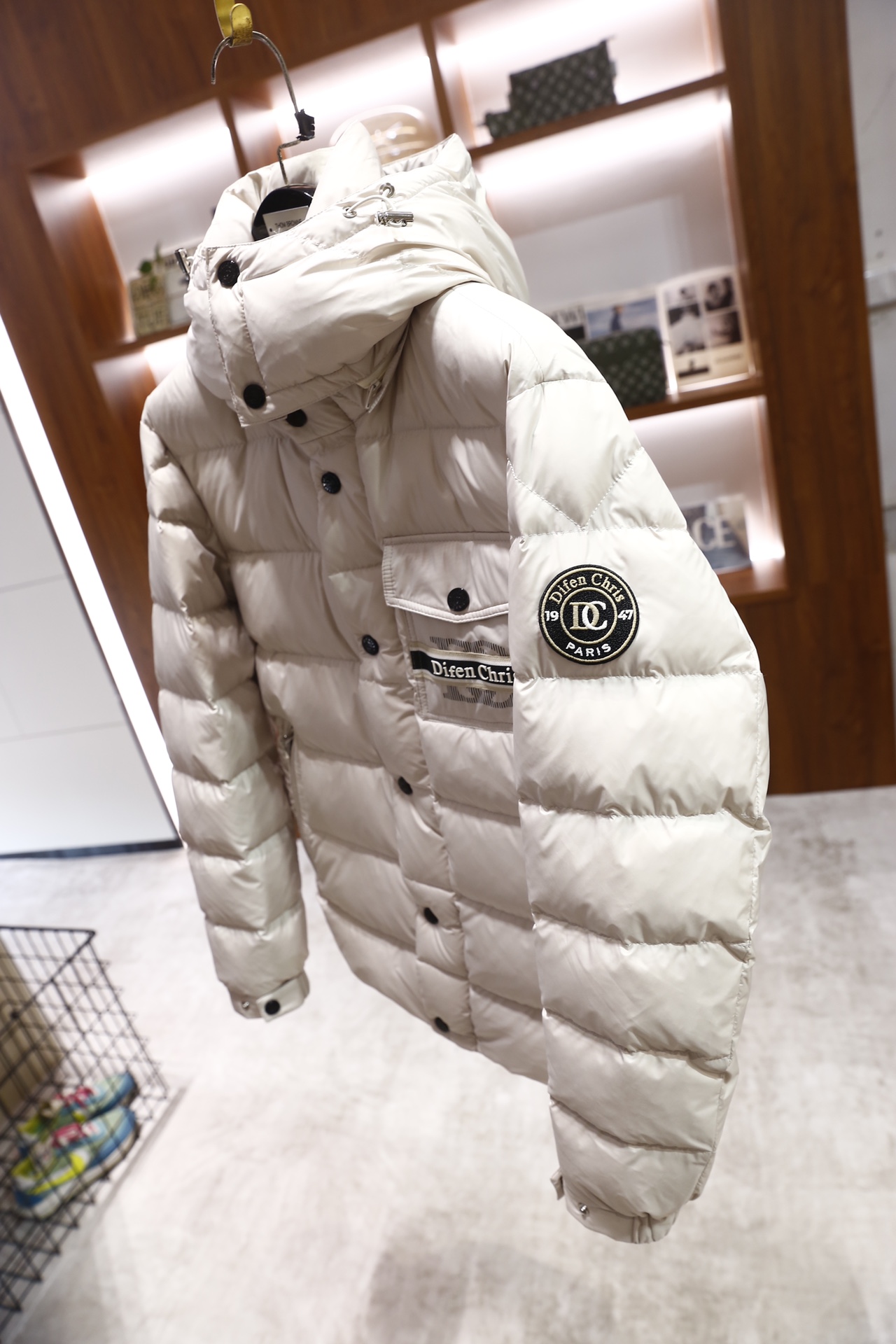 🔥杜嘉班纳.2025秋冬新款！时尚男士连帽羽绒服，内胆填充鸭绒，采用哑光质感的防风面料打造，衣身为经典横