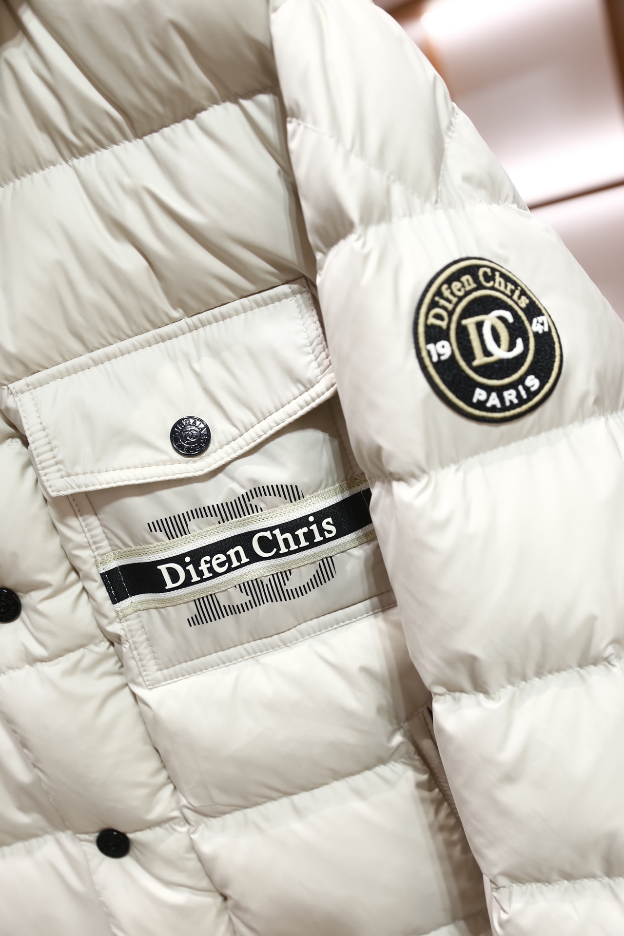 🔥杜嘉班纳.2025秋冬新款！时尚男士连帽羽绒服，内胆填充鸭绒，采用哑光质感的防风面料打造，衣身为经典横