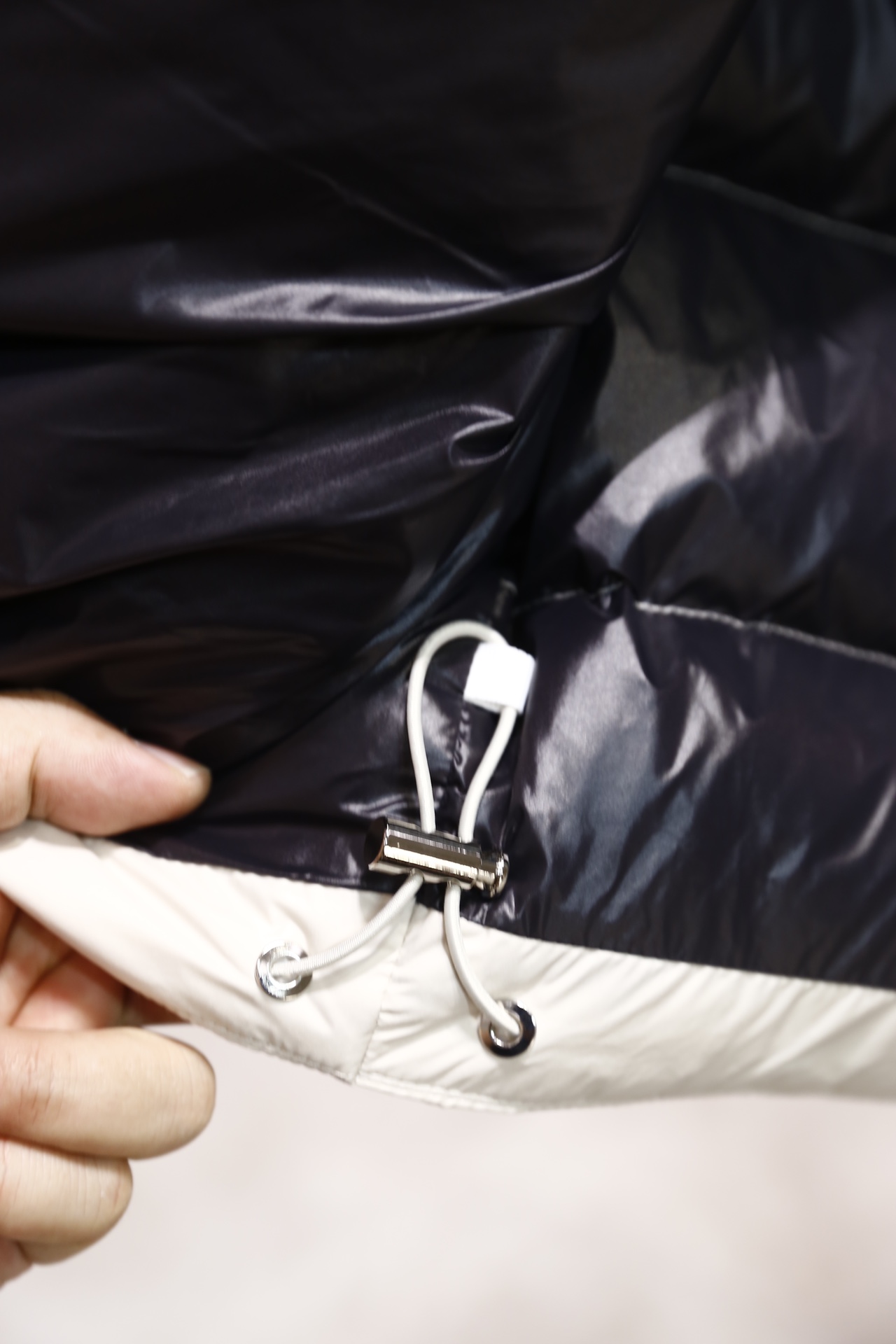 🔥杜嘉班纳.2025秋冬新款！时尚男士连帽羽绒服，内胆填充鸭绒，采用哑光质感的防风面料打造，衣身为经典横