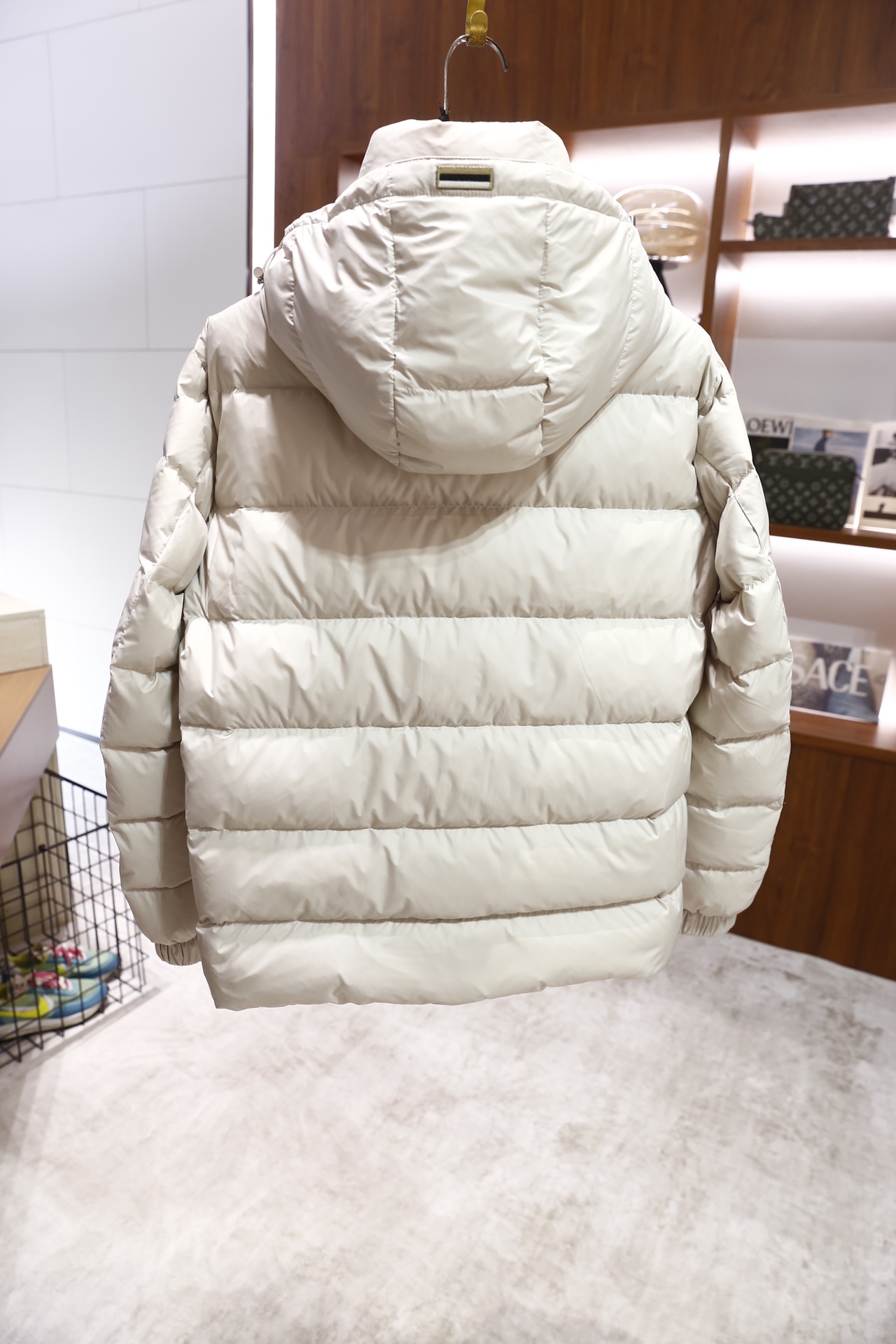 🔥杜嘉班纳.2025秋冬新款！时尚男士连帽羽绒服，内胆填充鸭绒，采用哑光质感的防风面料打造，衣身为经典横