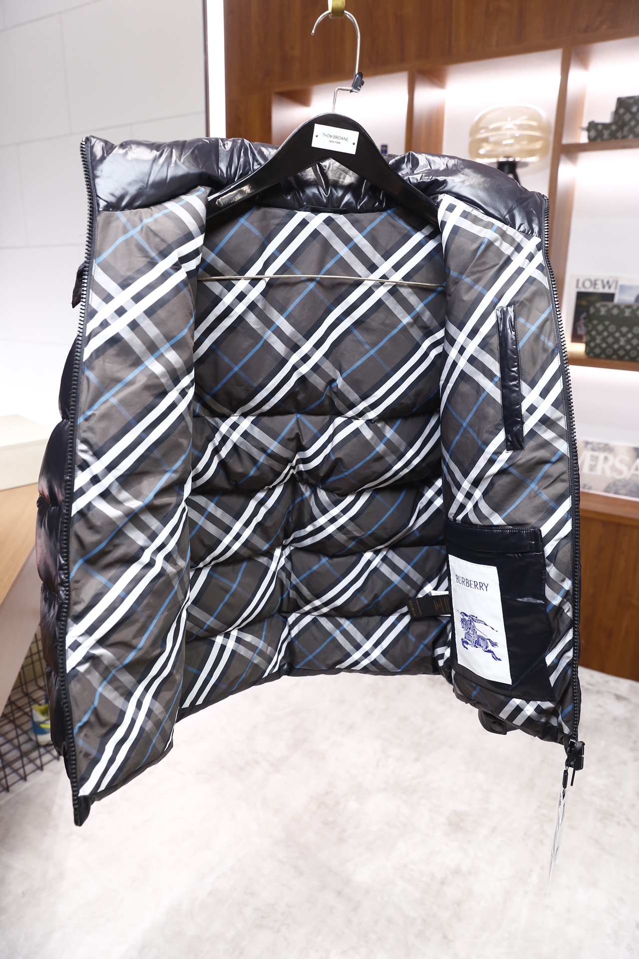 🔥巴宝丽/Burb*rry.25秋冬新品！时尚男士连帽羽绒服，采用亮面防风面料打造，衣身为横向绗缝格纹填