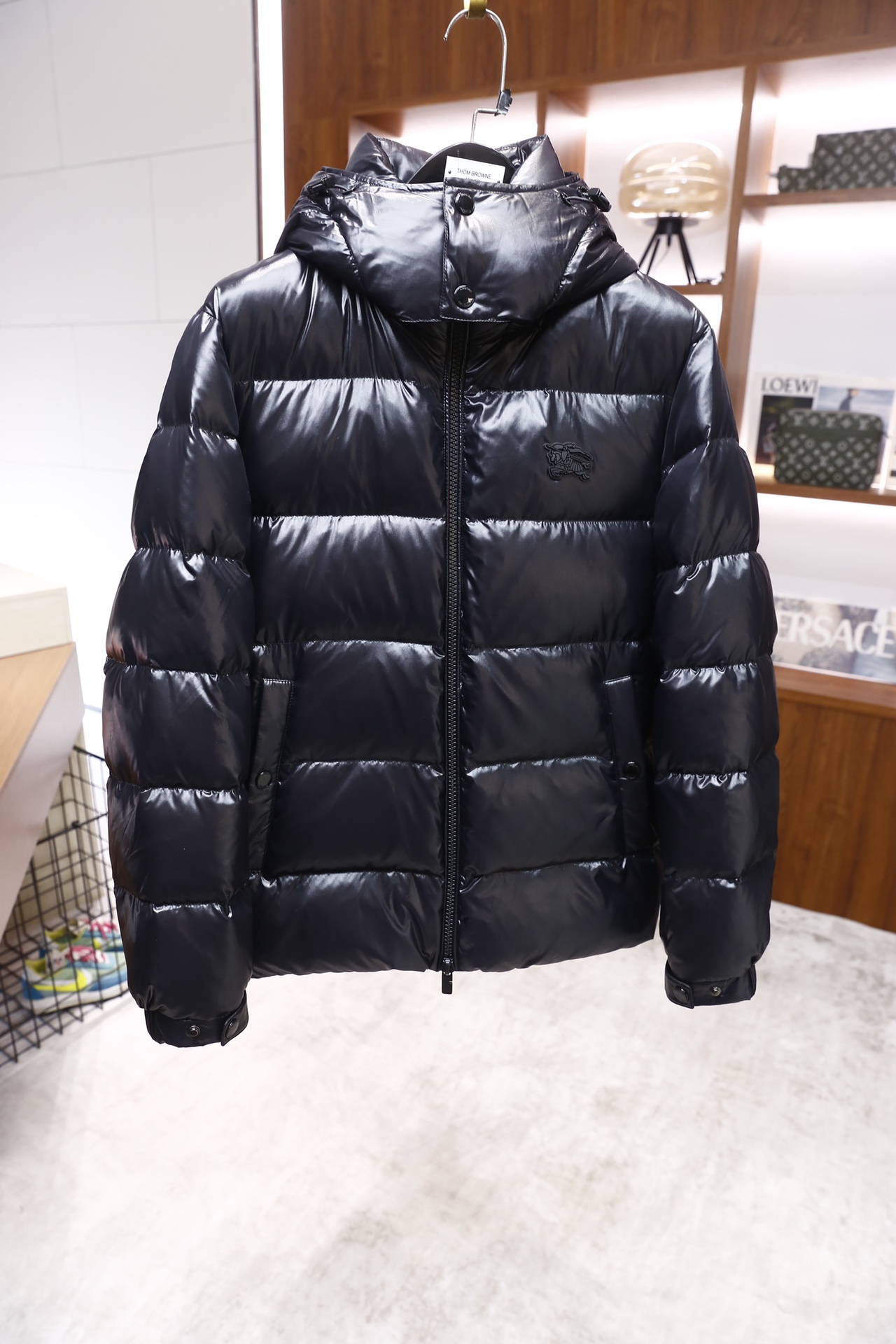 🔥巴宝丽/Burb*rry.25秋冬新品！时尚男士连帽羽绒服，采用亮面防风面料打造，衣身为横向绗缝格纹填