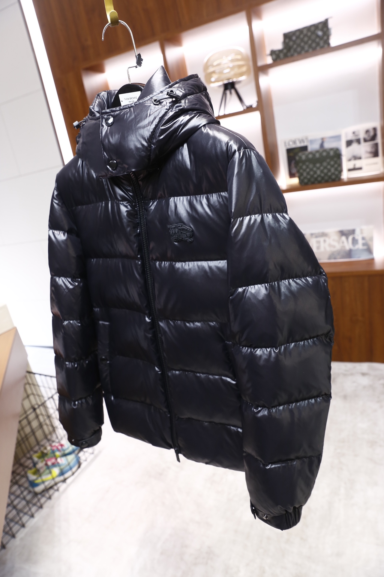 🔥巴宝丽/Burb*rry.25秋冬新品！时尚男士连帽羽绒服，采用亮面防风面料打造，衣身为横向绗缝格纹填