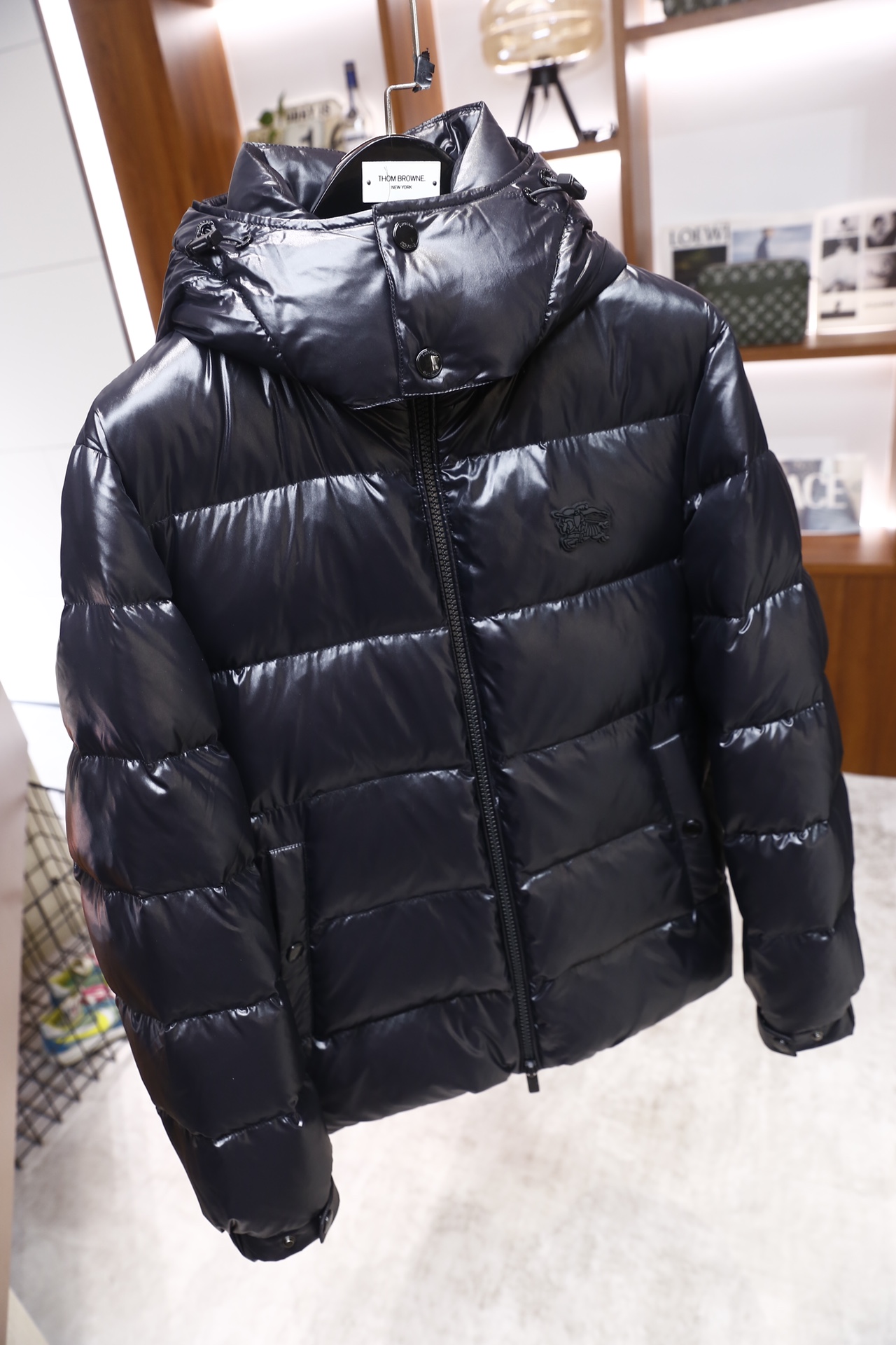 🔥巴宝丽/Burb*rry.25秋冬新品！时尚男士连帽羽绒服，采用亮面防风面料打造，衣身为横向绗缝格纹填