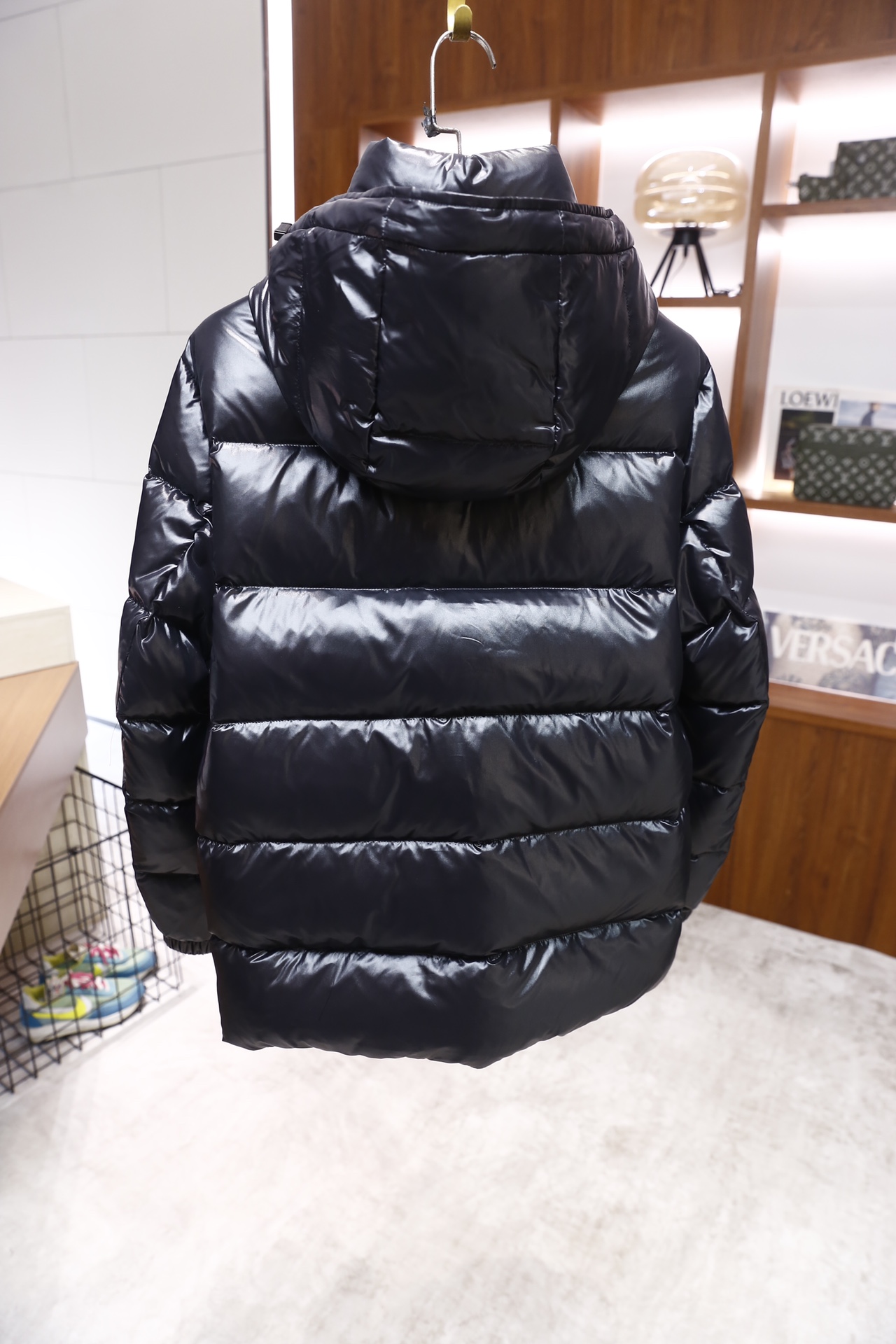 🔥巴宝丽/Burb*rry.25秋冬新品！时尚男士连帽羽绒服，采用亮面防风面料打造，衣身为横向绗缝格纹填