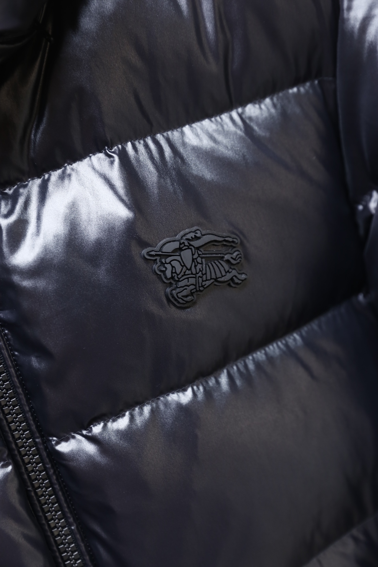 🔥巴宝丽/Burb*rry.25秋冬新品！时尚男士连帽羽绒服，采用亮面防风面料打造，衣身为横向绗缝格纹填