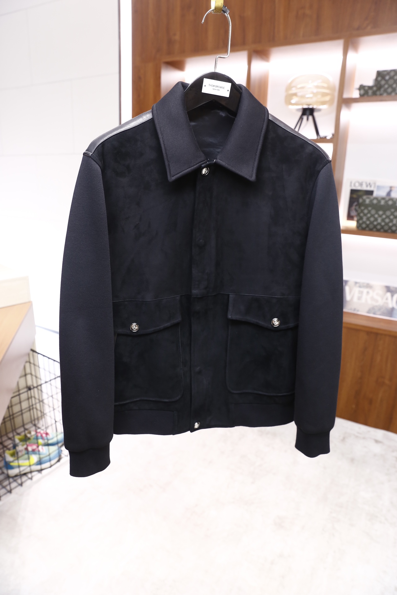 🔥lP🆕.25秋冬新品🆕时尚男士夹克，主体采用羊皮反绒皮面料拼接设计，羊皮部分覆盖衣身正面与翻领，肩部饰