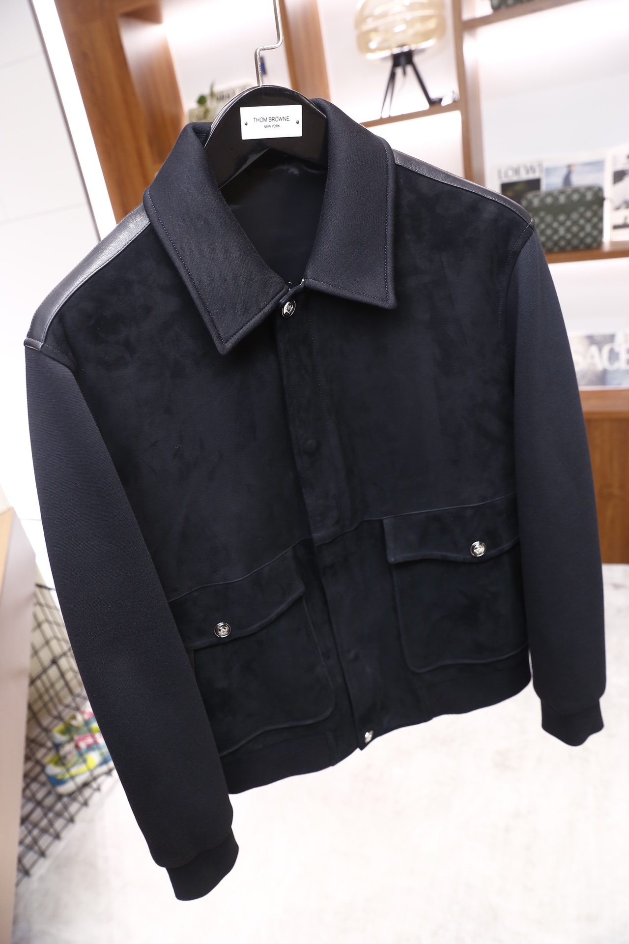 🔥lP🆕.25秋冬新品🆕时尚男士夹克，主体采用羊皮反绒皮面料拼接设计，羊皮部分覆盖衣身正面与翻领，肩部饰