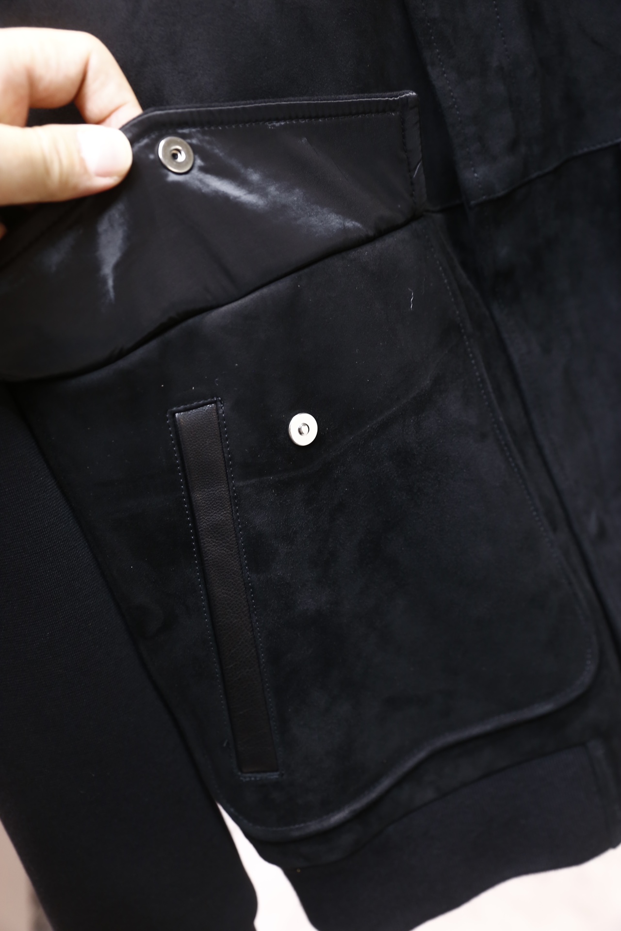 🔥lP🆕.25秋冬新品🆕时尚男士夹克，主体采用羊皮反绒皮面料拼接设计，羊皮部分覆盖衣身正面与翻领，肩部饰