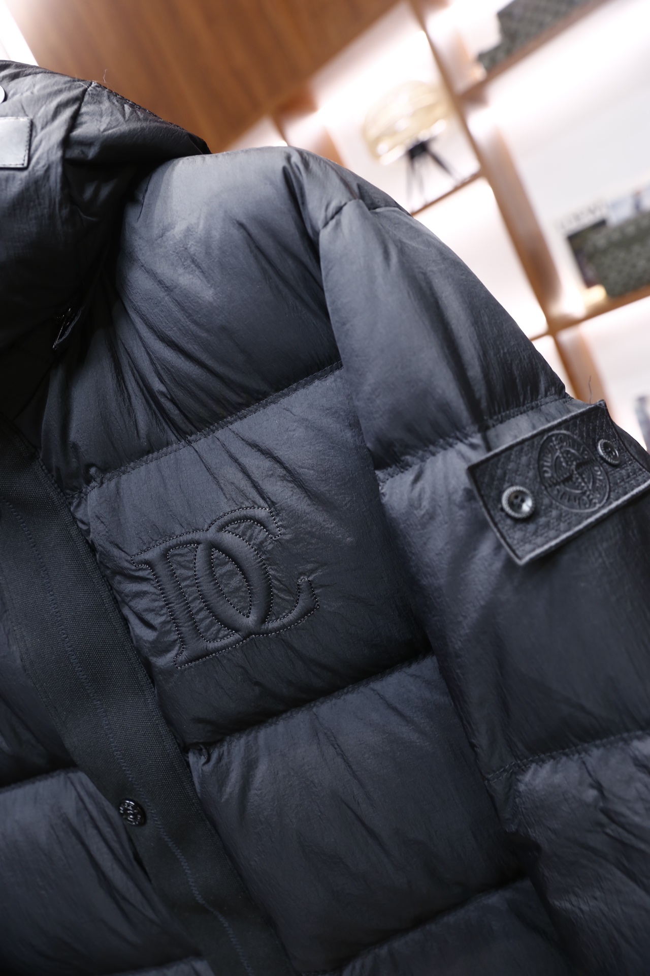 🔥杜嘉班纳.25秋冬新品！时尚男士连帽羽绒服，采用哑光质感的防风面料打造，衣身为经典绗缝格纹填充结构，内