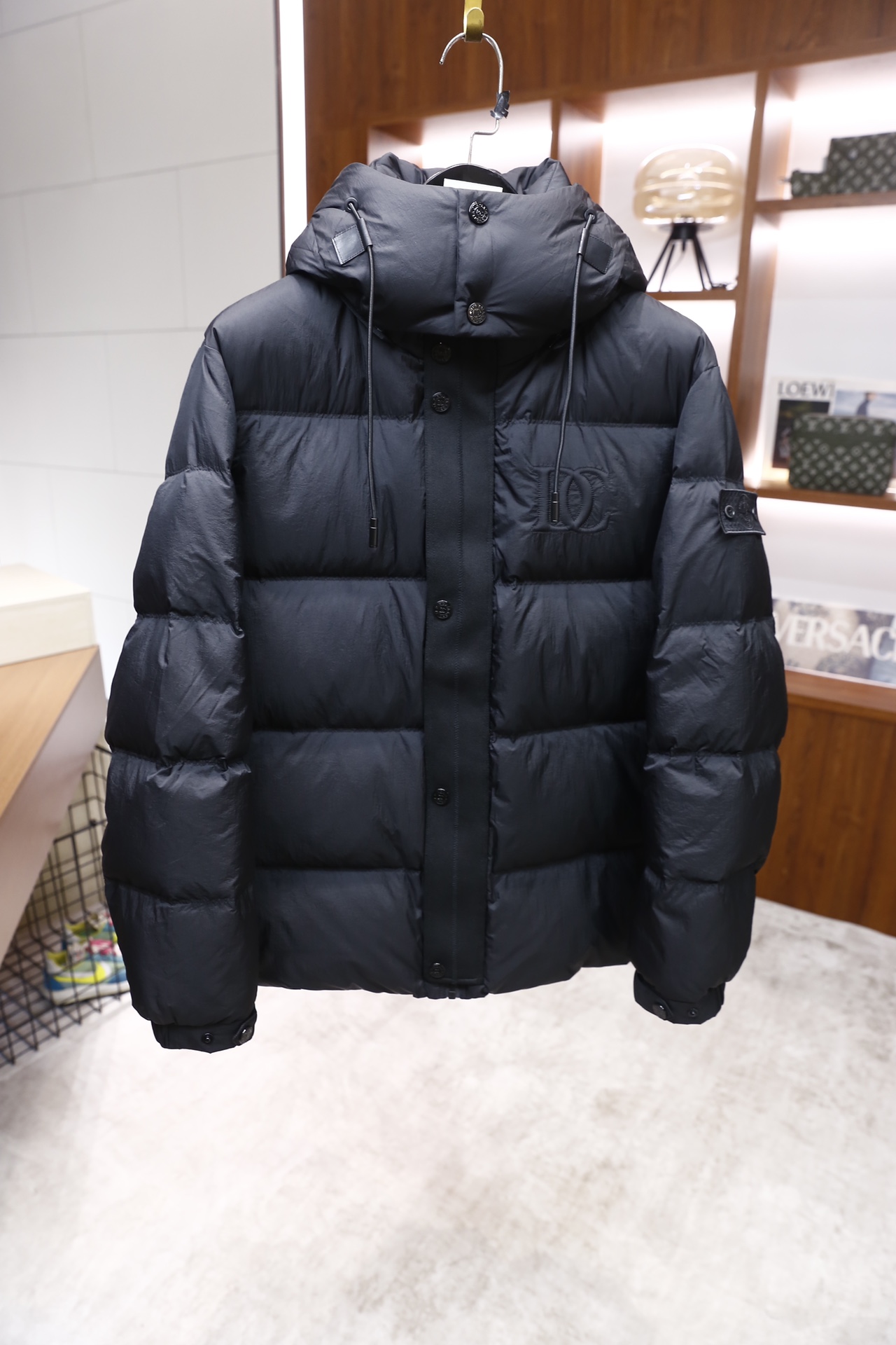 🔥杜嘉班纳.25秋冬新品！时尚男士连帽羽绒服，采用哑光质感的防风面料打造，衣身为经典绗缝格纹填充结构，内