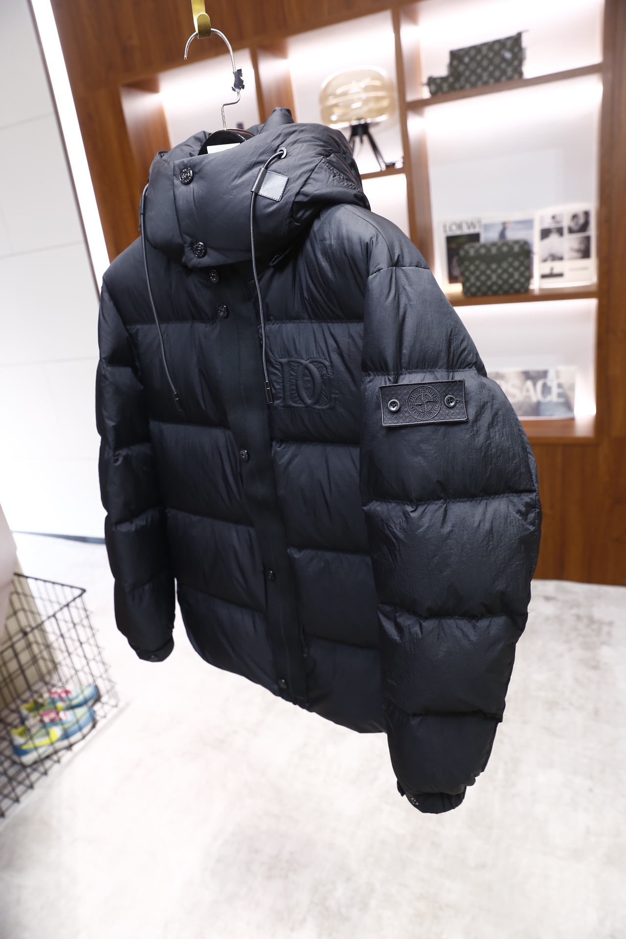 🔥杜嘉班纳.25秋冬新品！时尚男士连帽羽绒服，采用哑光质感的防风面料打造，衣身为经典绗缝格纹填充结构，内