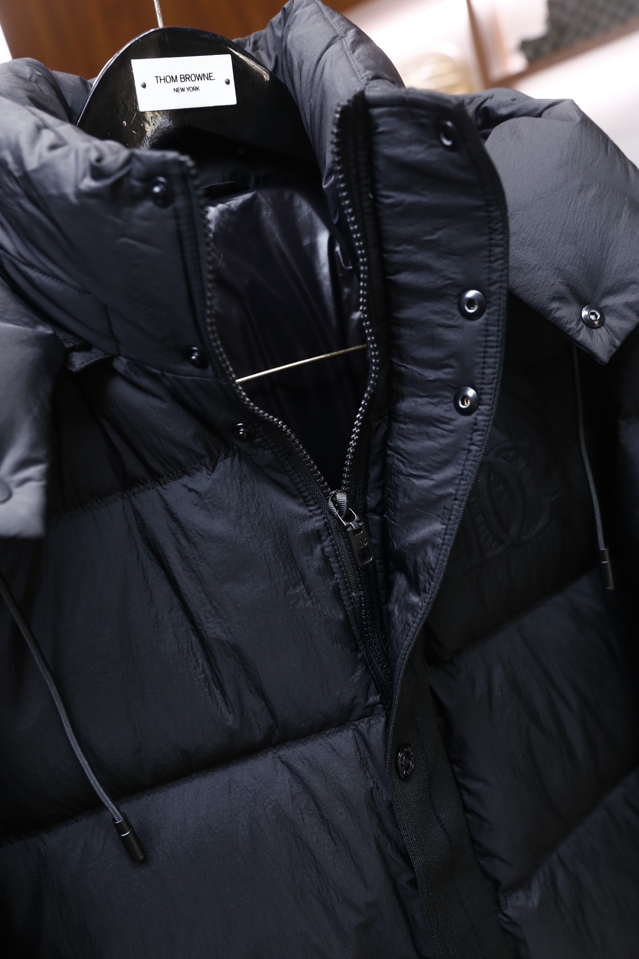 🔥杜嘉班纳.25秋冬新品！时尚男士连帽羽绒服，采用哑光质感的防风面料打造，衣身为经典绗缝格纹填充结构，内