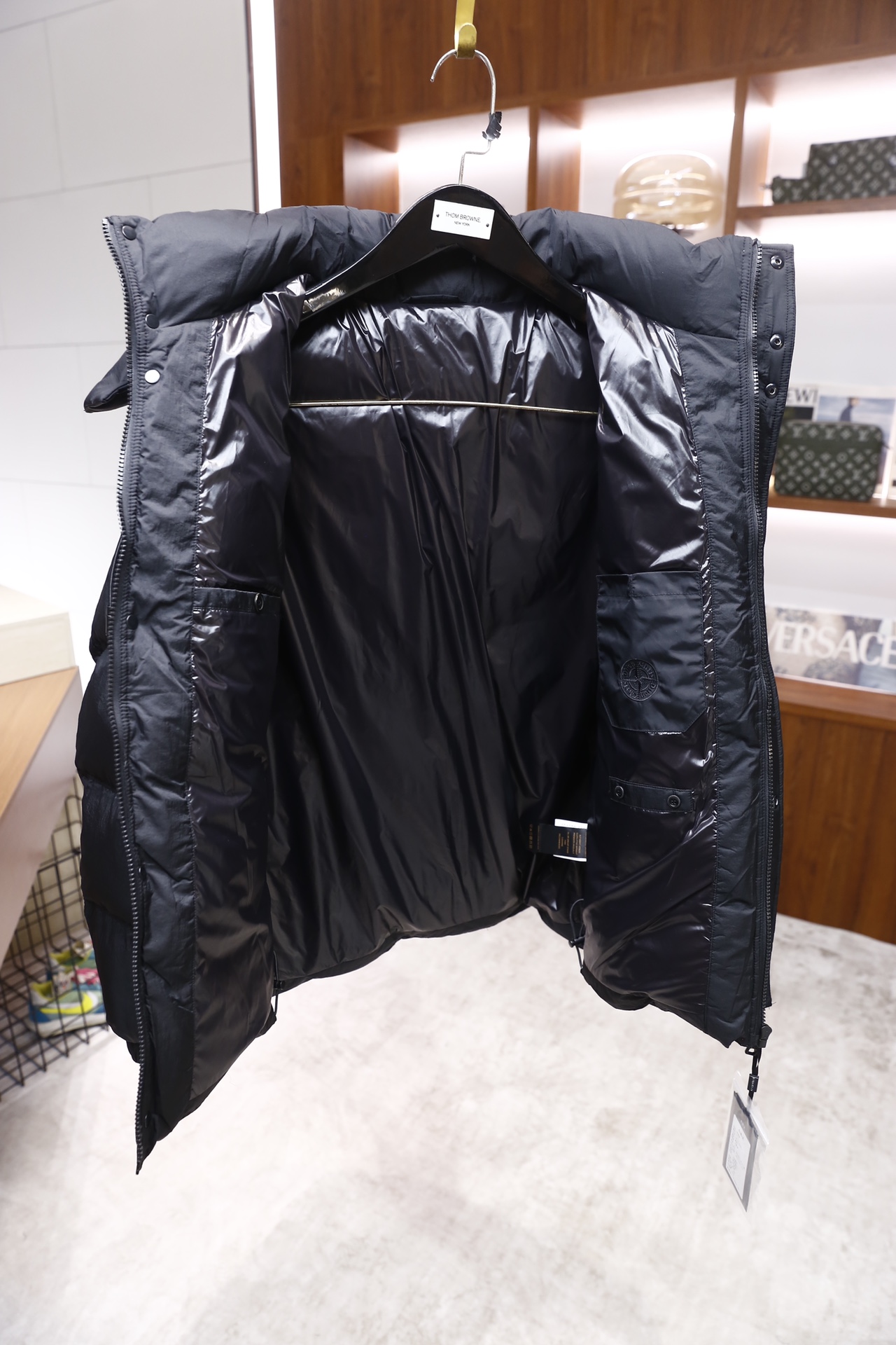 🔥杜嘉班纳.25秋冬新品！时尚男士连帽羽绒服，采用哑光质感的防风面料打造，衣身为经典绗缝格纹填充结构，内