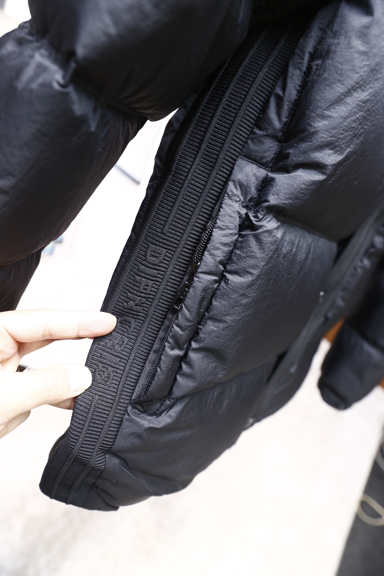 🔥杜嘉班纳.25秋冬新品！时尚男士连帽羽绒服，采用哑光质感的防风面料打造，衣身为经典绗缝格纹填充结构，内