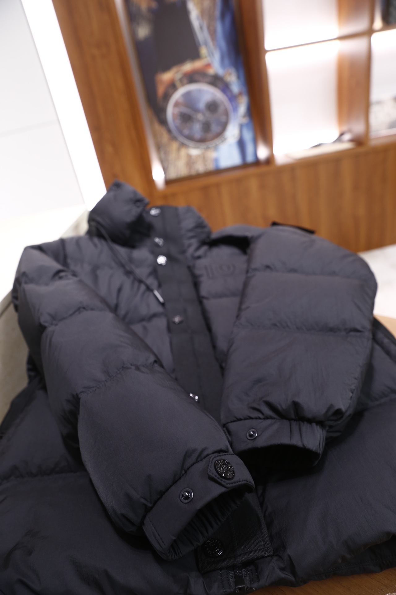 🔥杜嘉班纳.25秋冬新品！时尚男士连帽羽绒服，采用哑光质感的防风面料打造，衣身为经典绗缝格纹填充结构，内